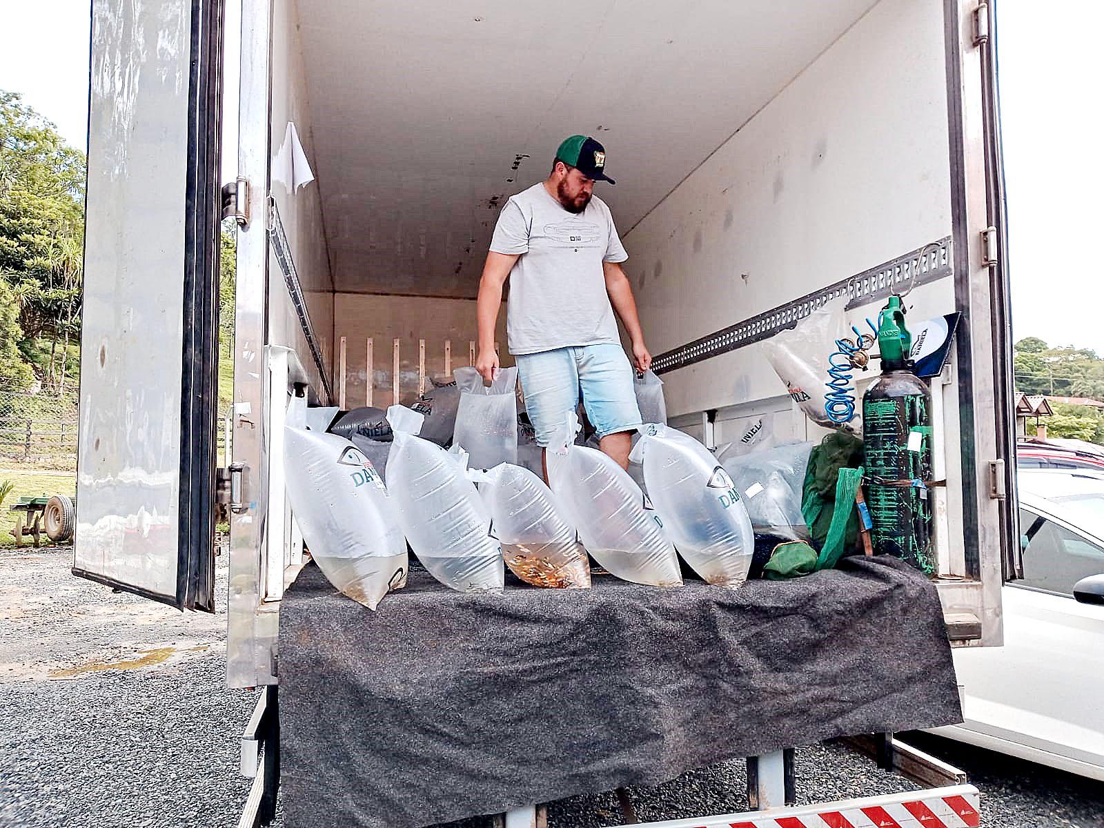 Mais de 20 mil alevinos são entregues para agricultores 