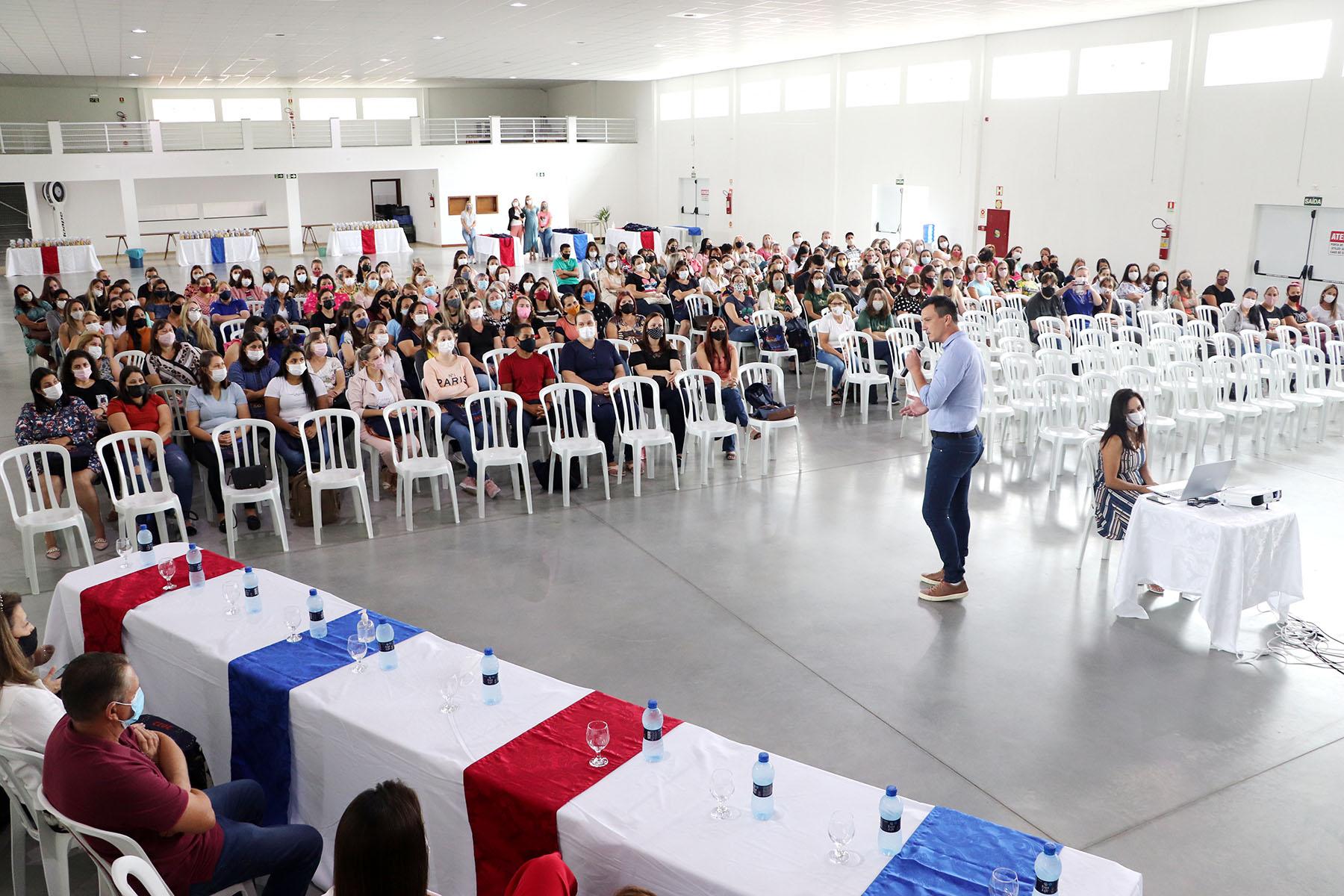 Alunos da rede municipal voltam às aulas na segunda-feira Alunos da rede municipal voltam às aulas na segunda-feira