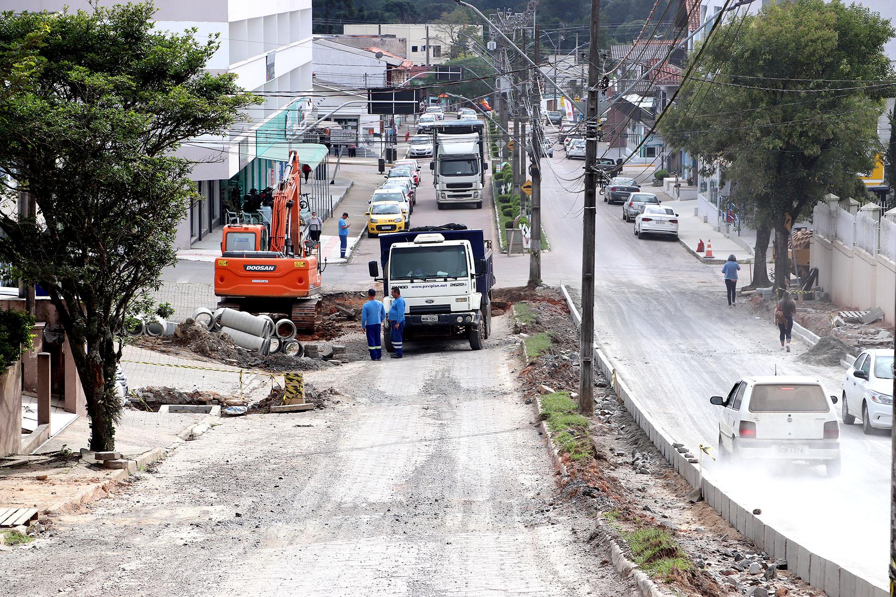 Primeiro lado da Avenida Brasil já está com a base concluída