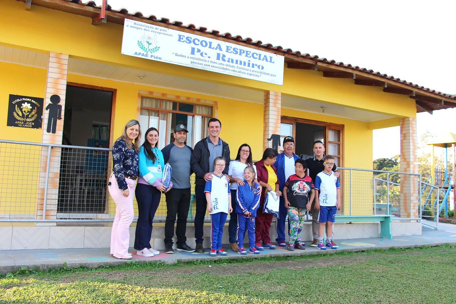 Entregues os uniformes para a Escola Padre Ramiro, a Apae de Piên Entregues os uniformes para a Escola Padre Ramiro, a Apae de Piên