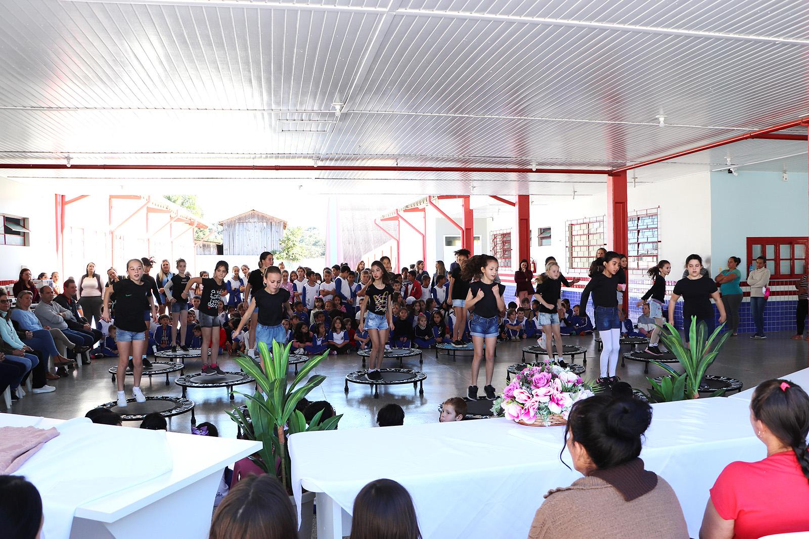 Projeto escolar arrecada donativos para famílias carentes Projeto escolar arrecada donativos para famílias carentes