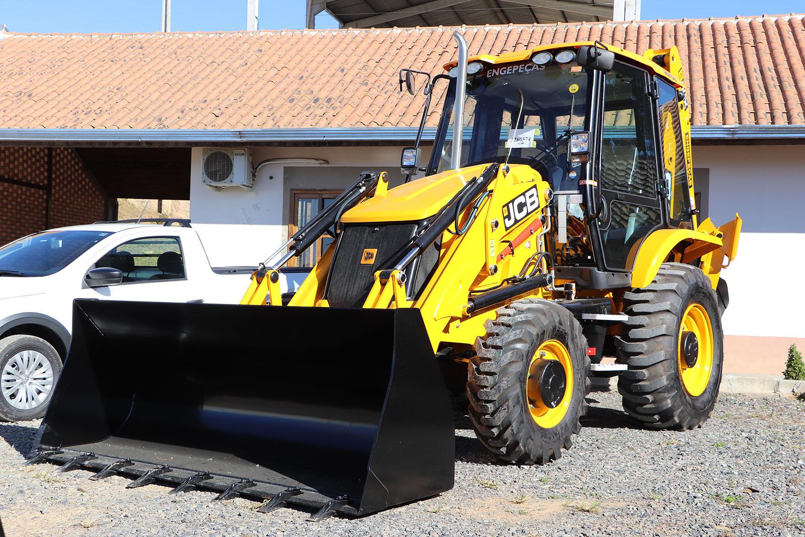 Piên recebe nova retroescavadeira para a Agricultura 