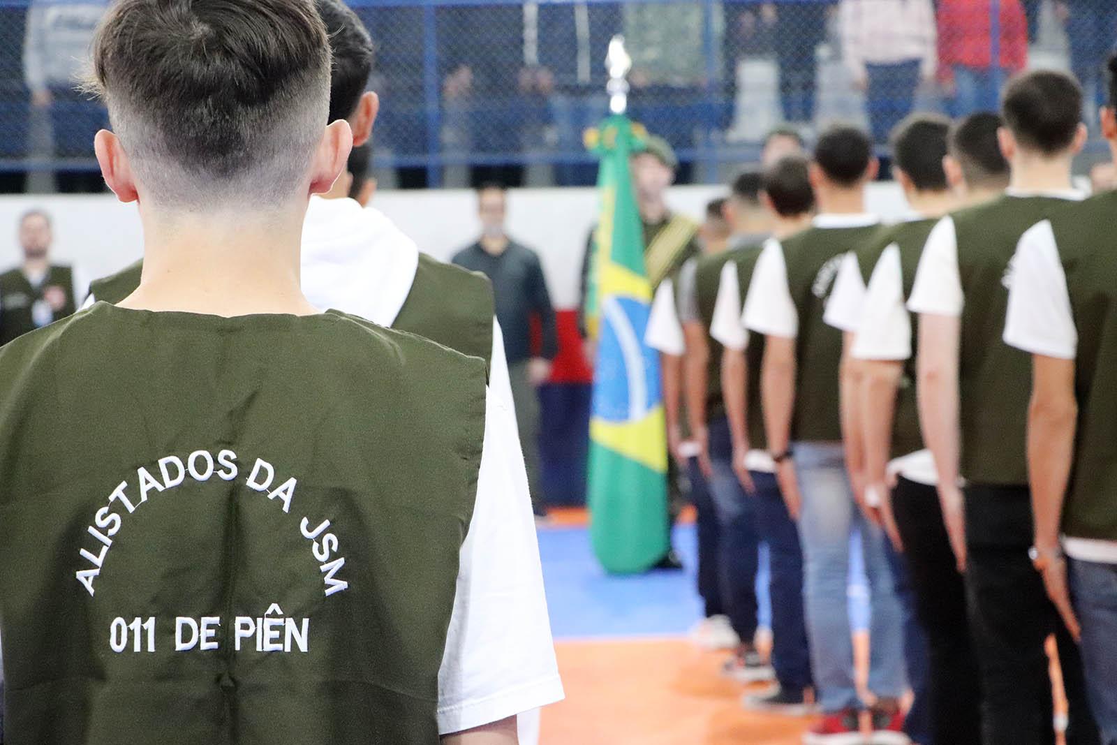 87 jovens participam de cerimônia de Dispensa Militar