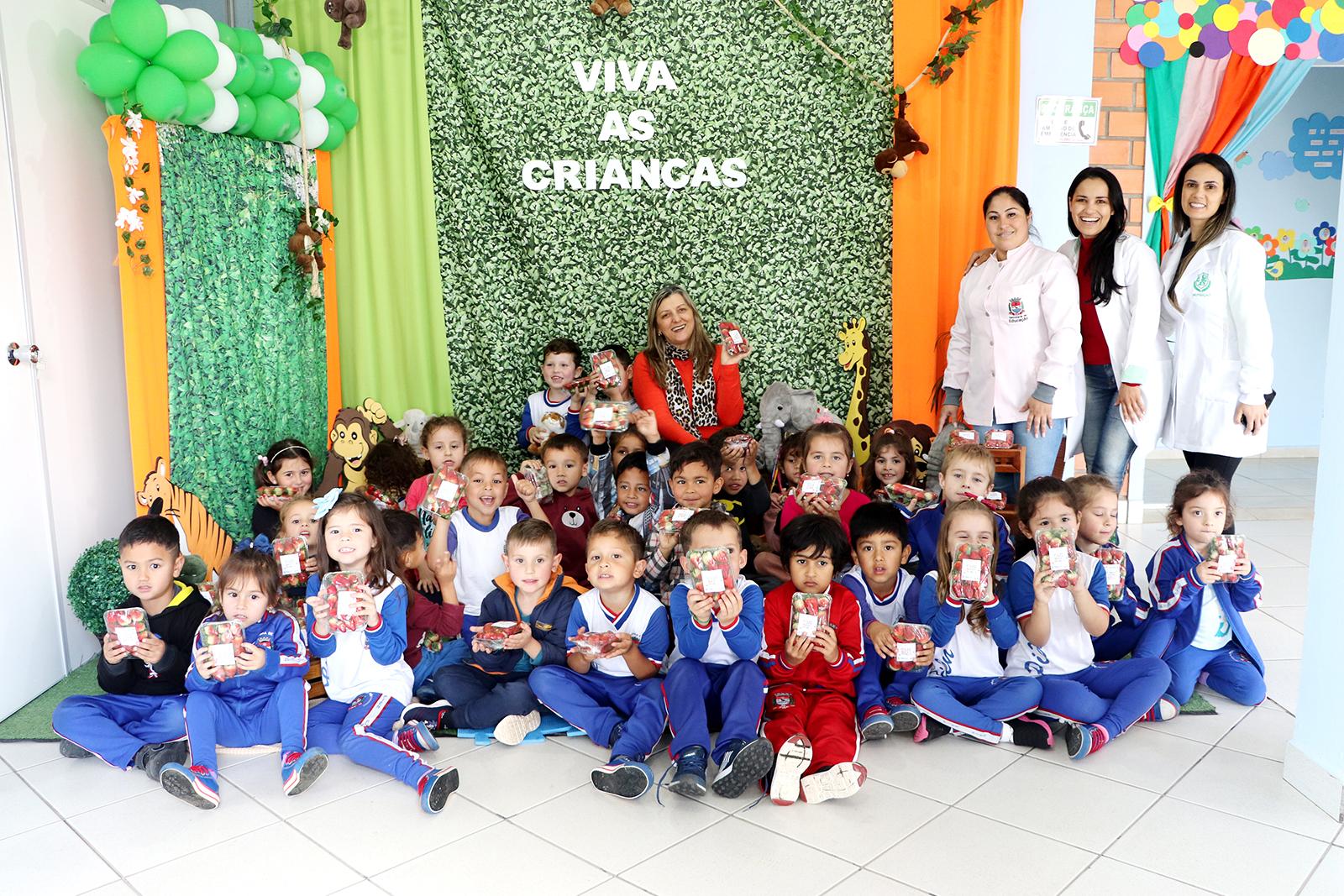 Alunos recebem morangos no mês das crianças