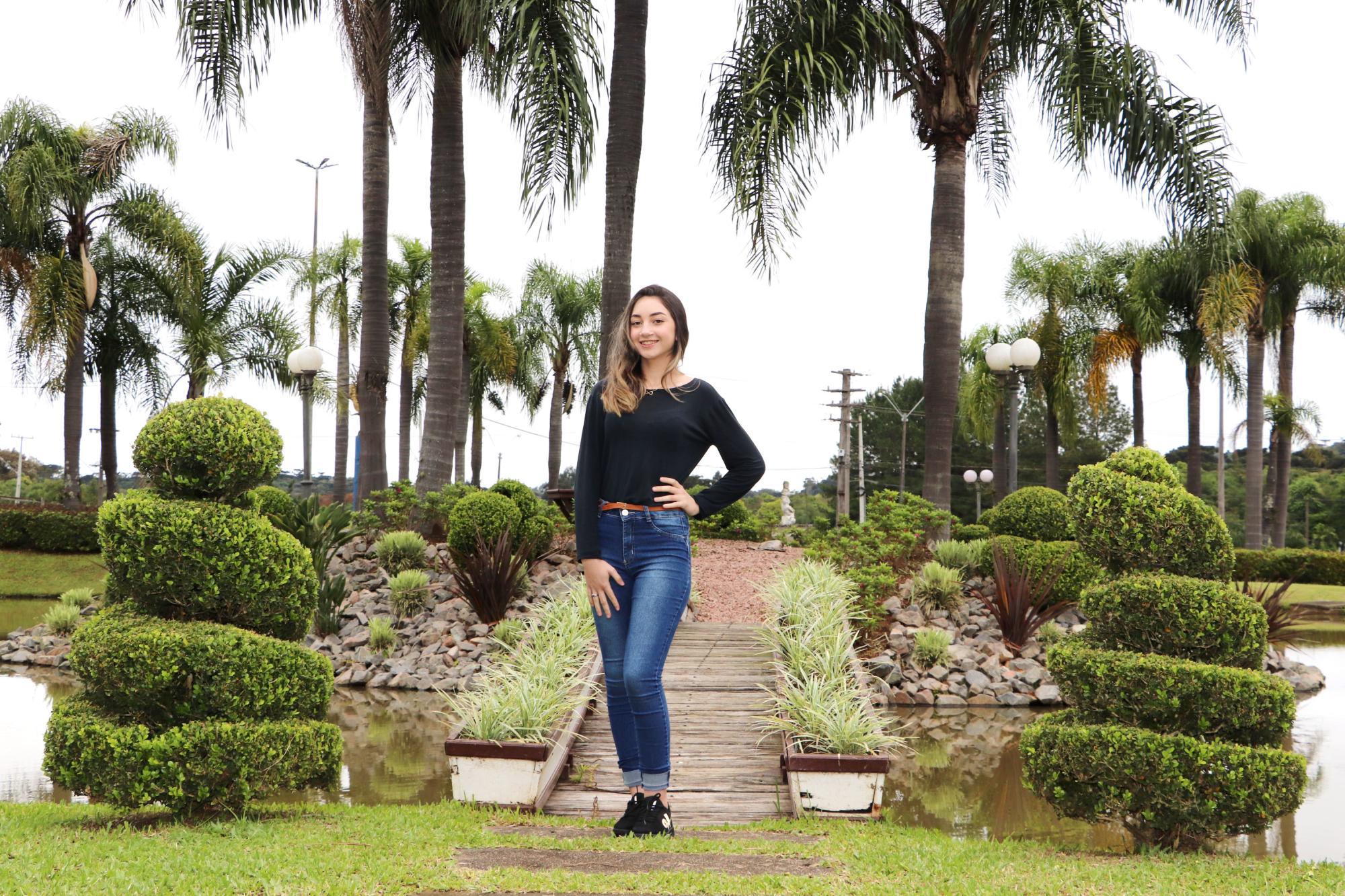 Nove garotas concorrem ao título de rainha do município