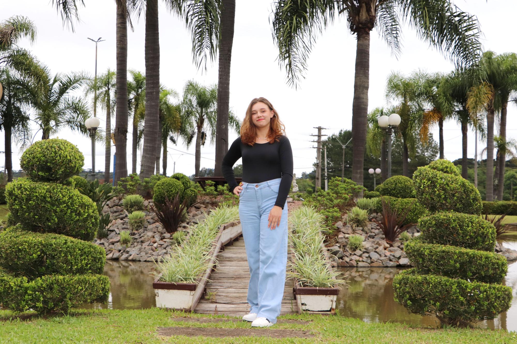 Nove garotas concorrem ao título de rainha do município