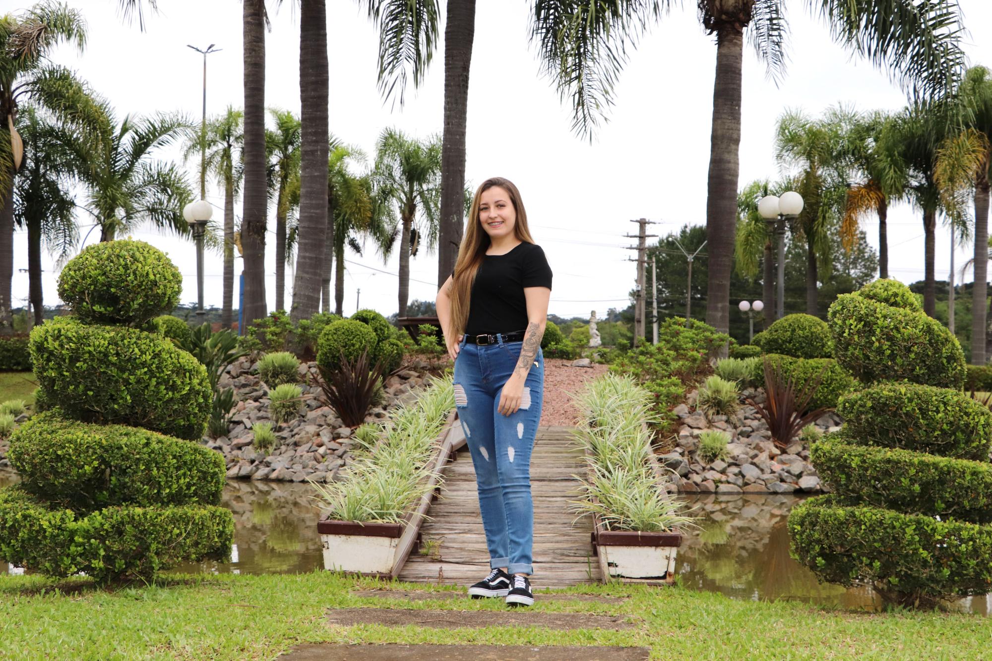 Nove garotas concorrem ao título de rainha do município