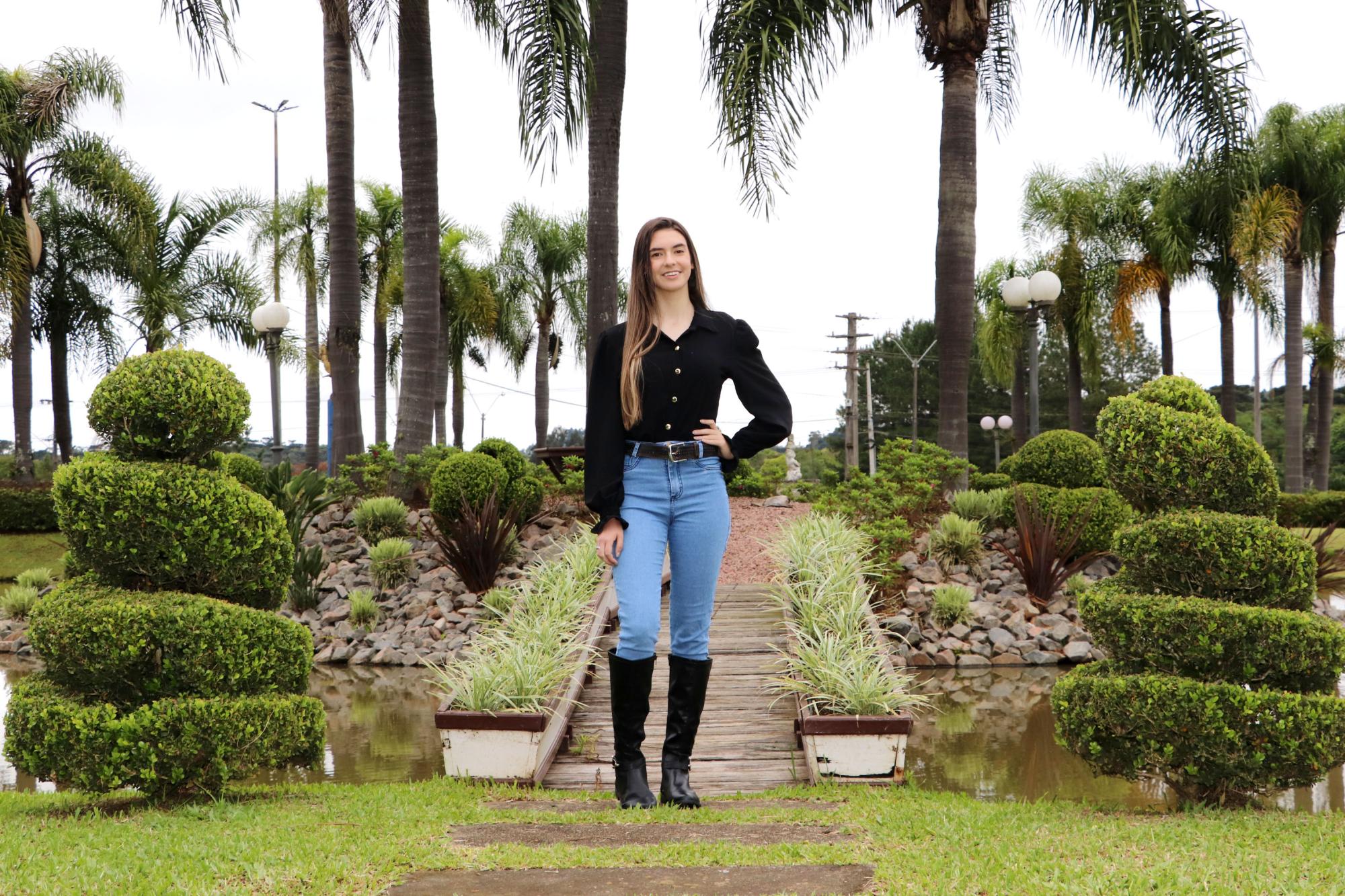 Nove garotas concorrem ao título de rainha do município