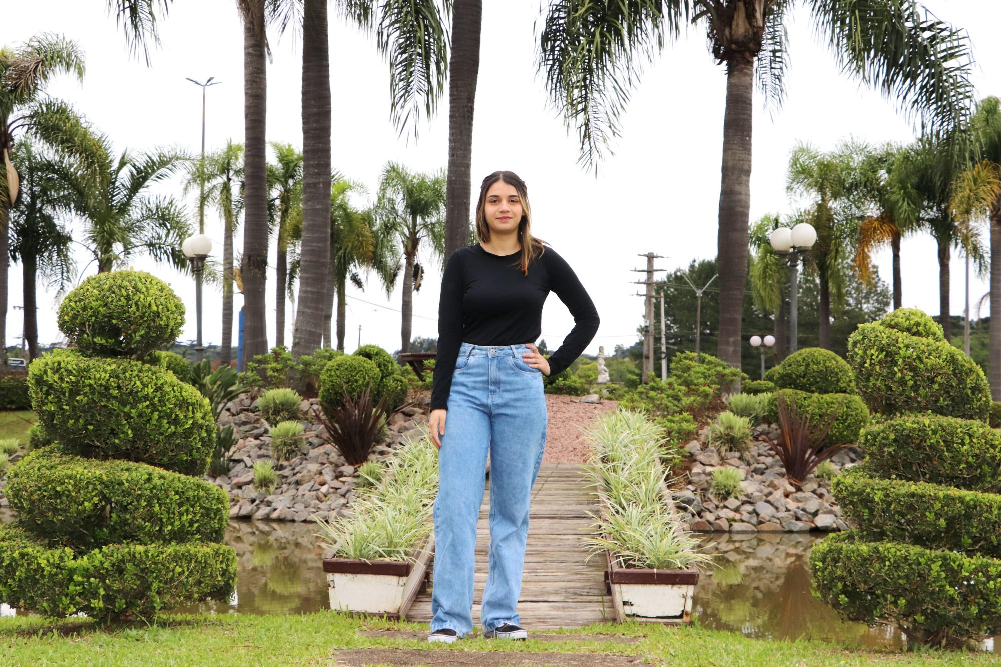 Nove garotas concorrem ao título de rainha do município