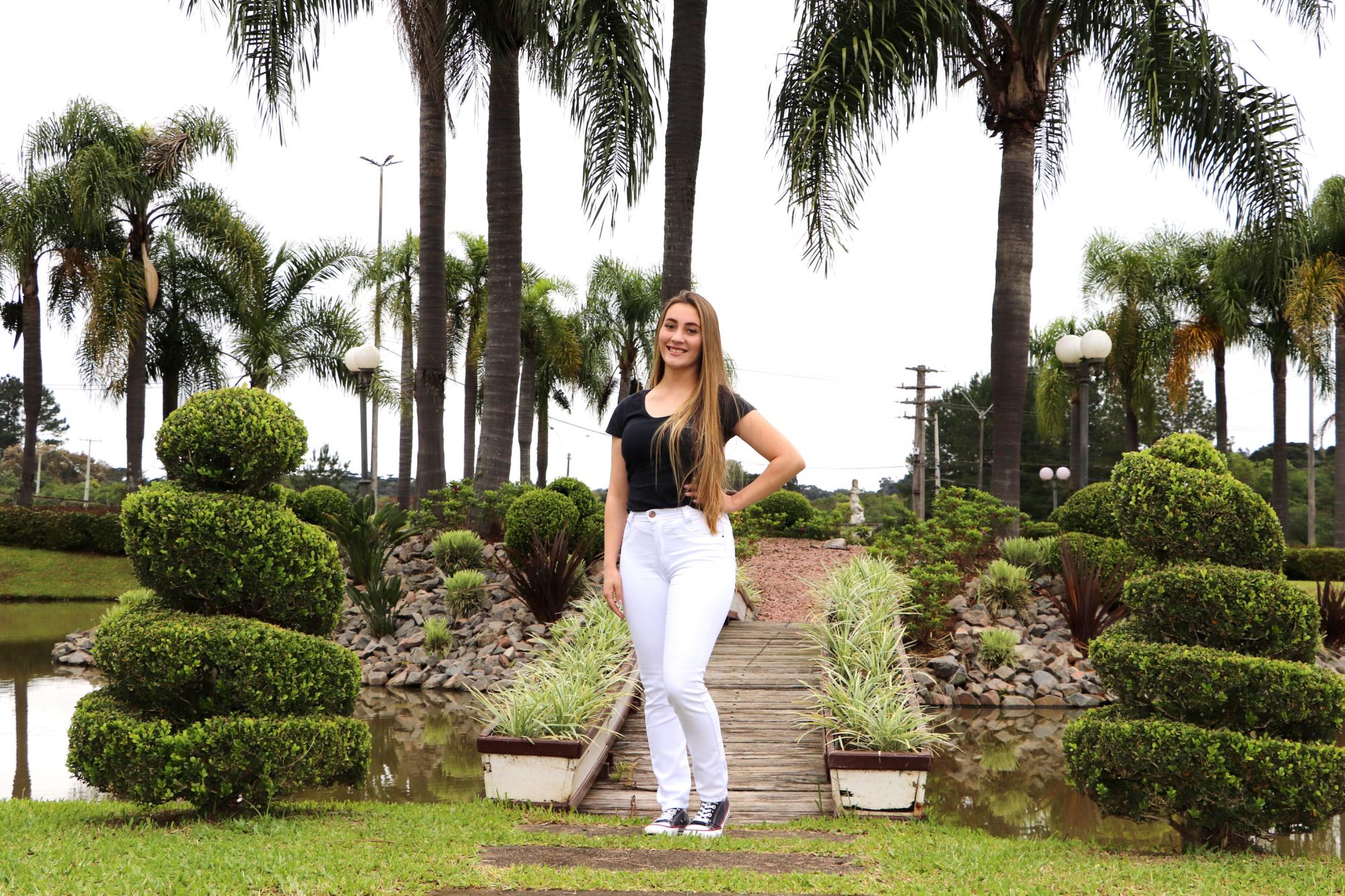 Nove garotas concorrem ao título de rainha do município