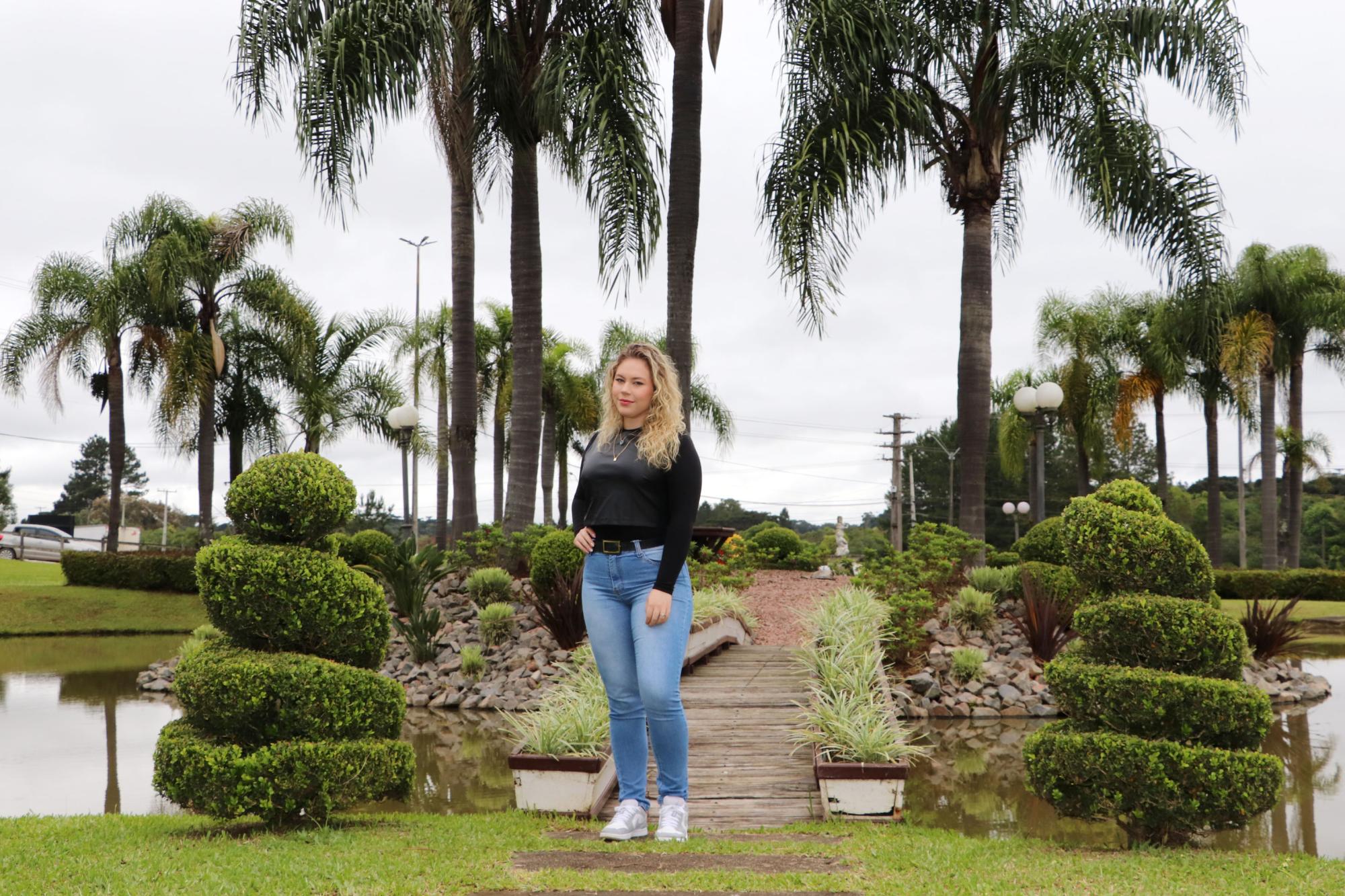 Nove garotas concorrem ao título de rainha do município