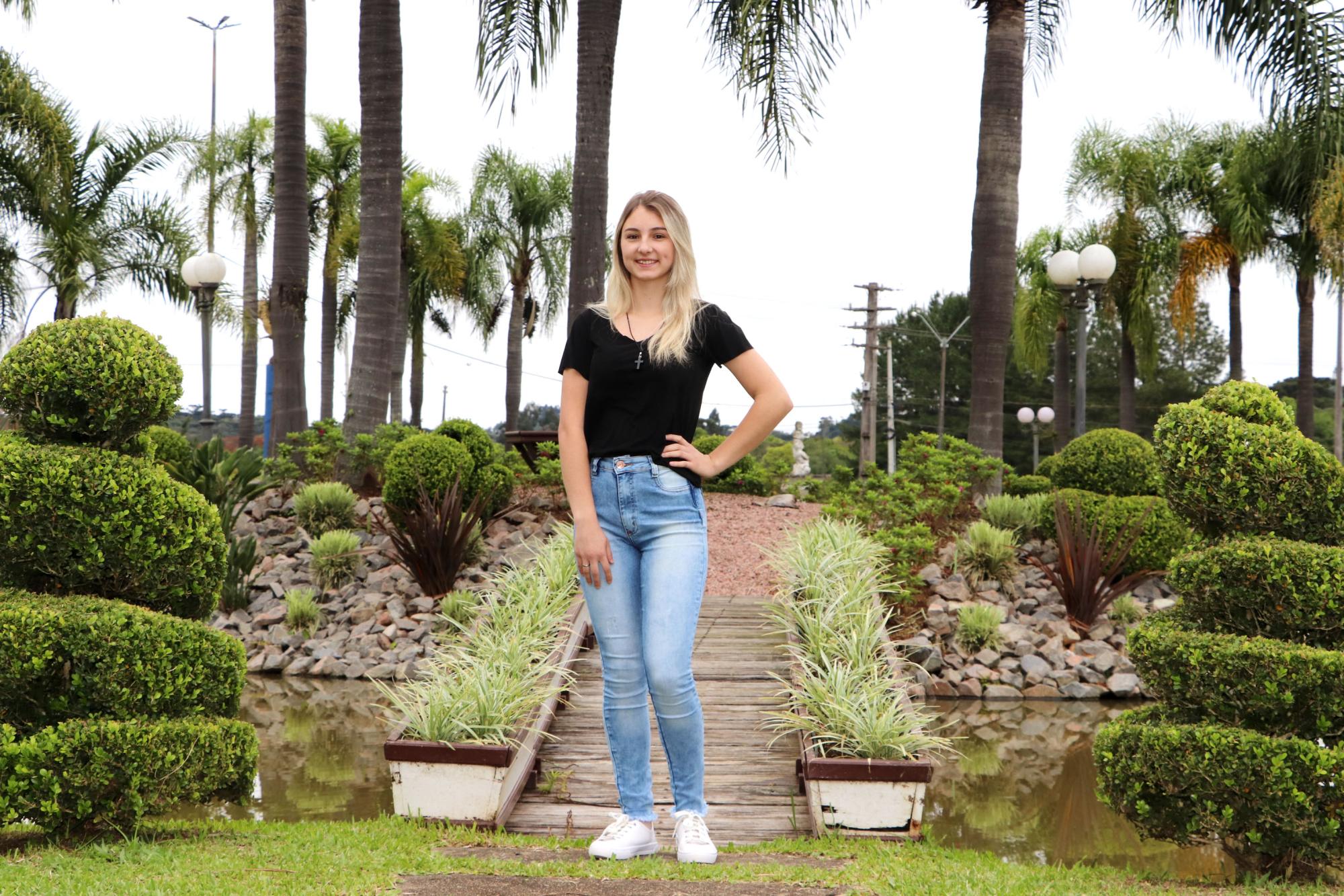 Nove garotas concorrem ao título de rainha do município