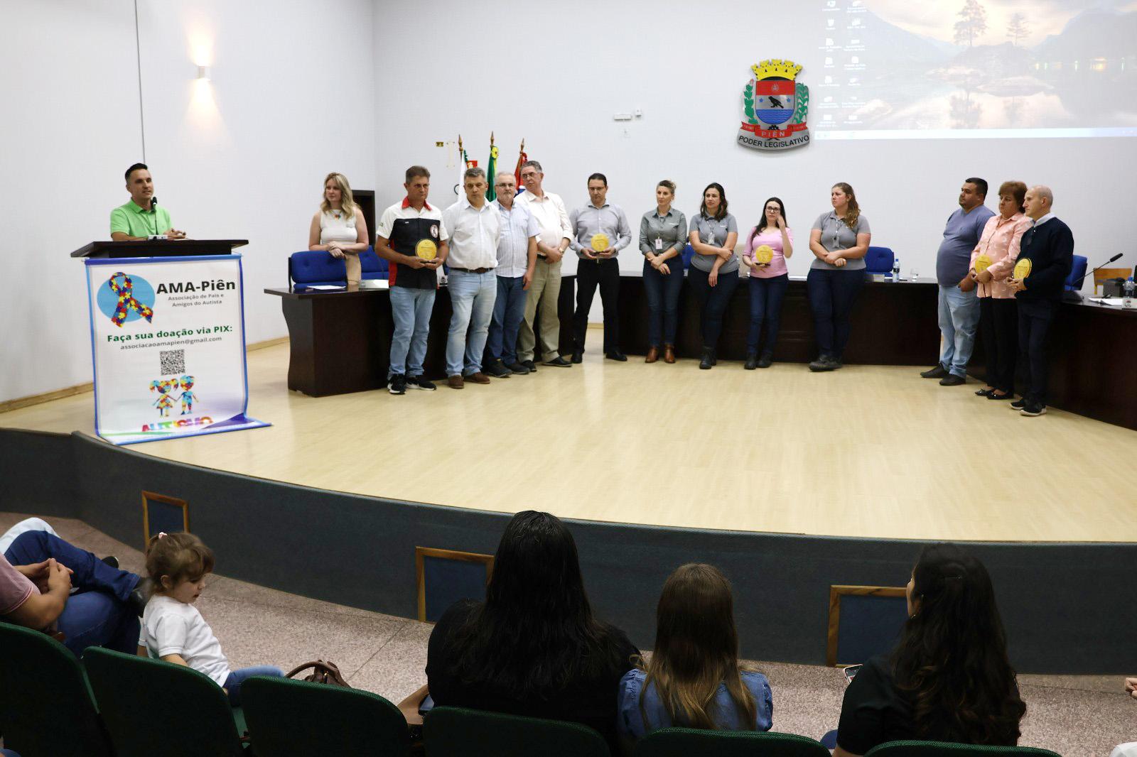 Prefeitura de Piên recebe selo de Amigo do Autista