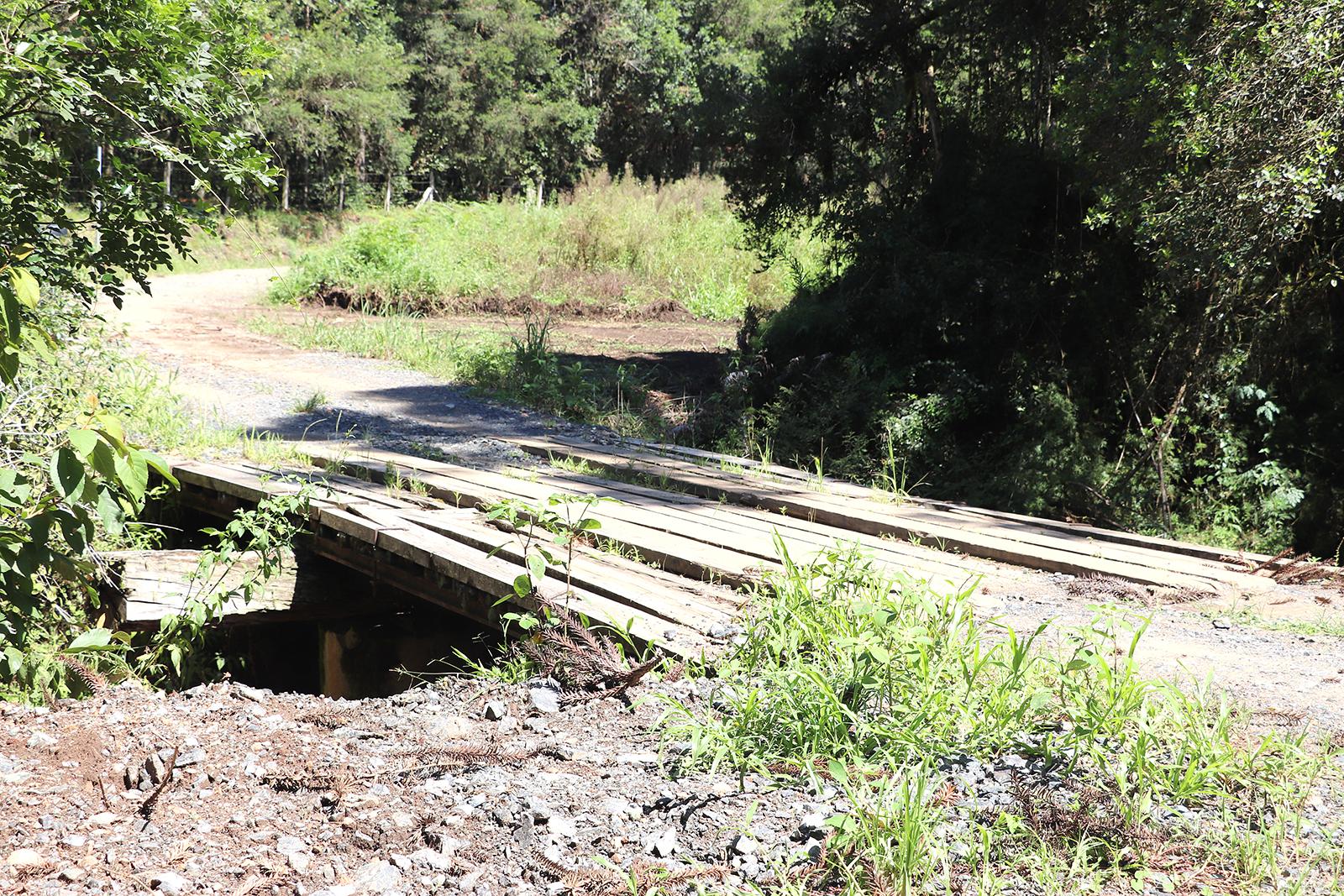 Prefeitura substituirá ponte de madeira por galerias