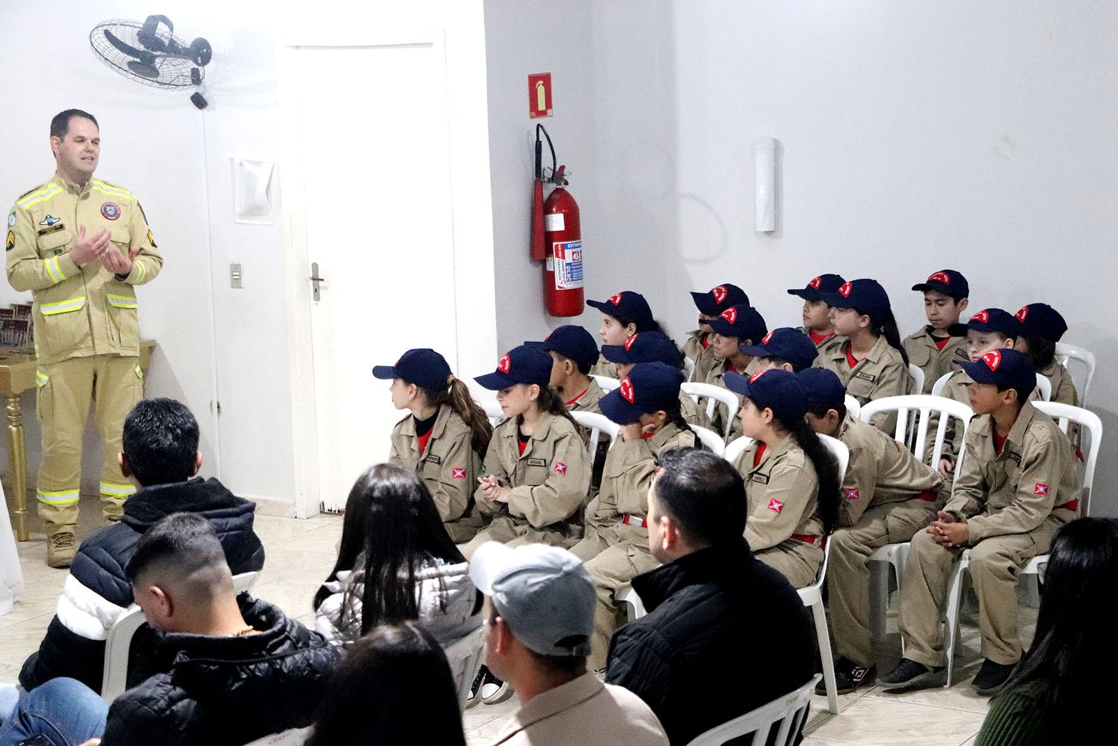 Formatura do Projeto Bombeiro Mirim de Piên celebra cidadania e educação preventiva