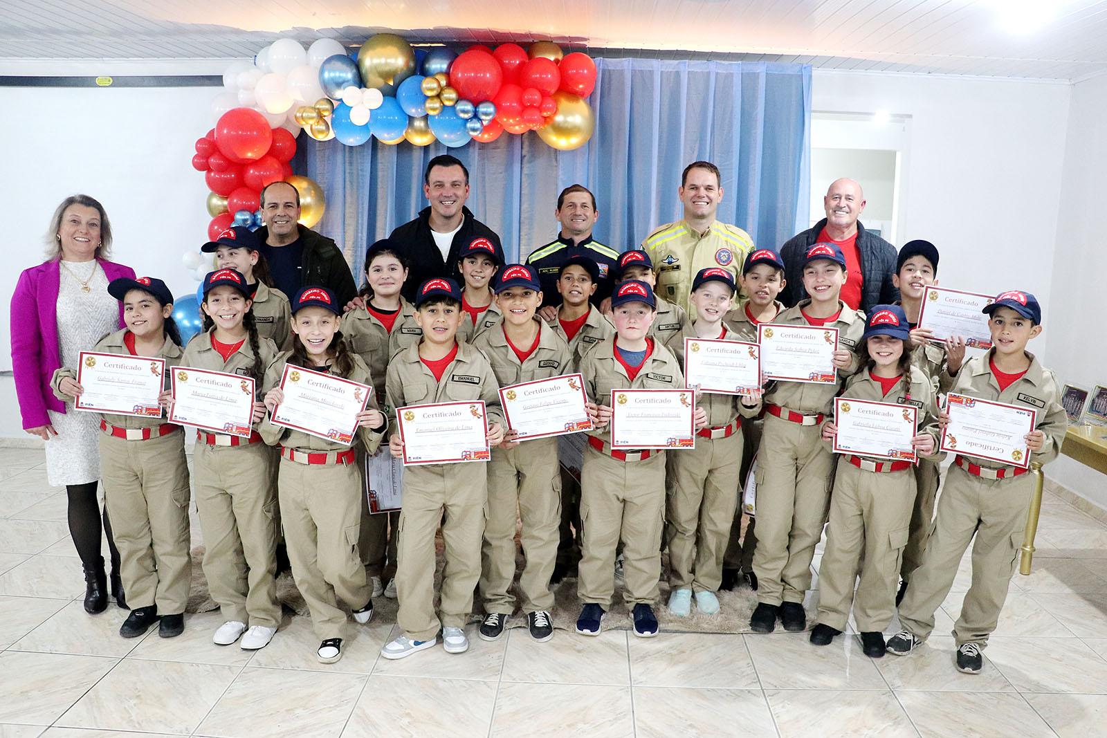 Formatura do Projeto Bombeiro Mirim de Piên celebra cidadania e educação preventiva