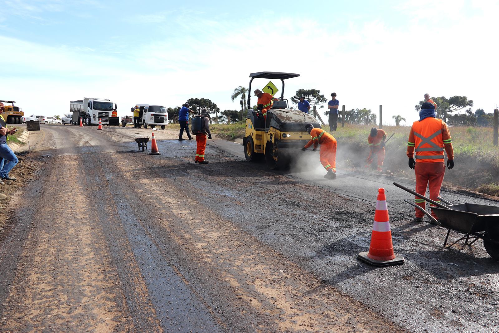 Obra de pavimentação avança na estrada da Campina dos Crespins 