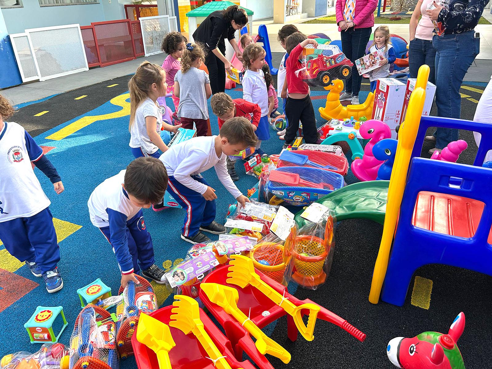 Prefeitura investe em brinquedos para alunos