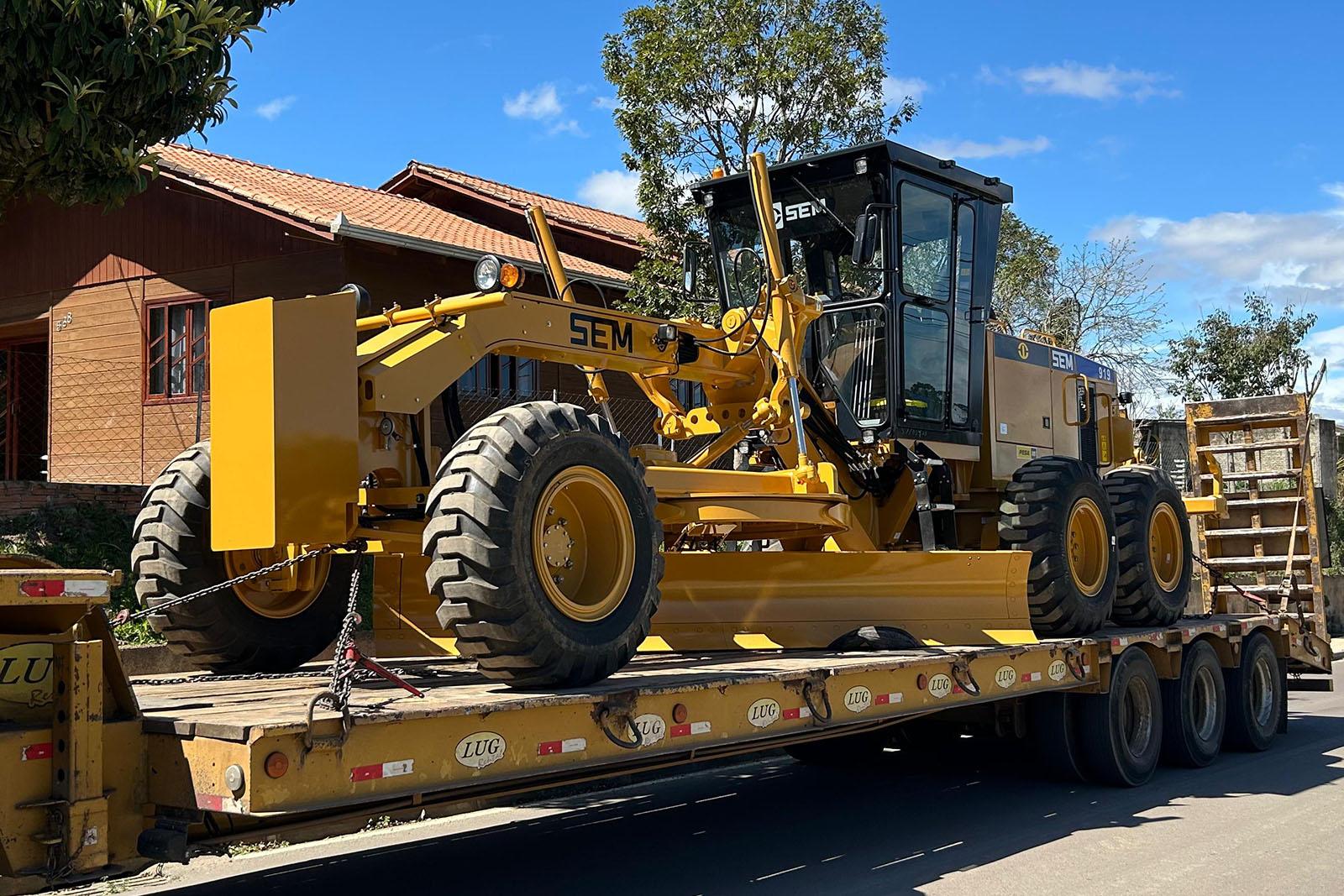 Prefeitura de Piên recebe nova motoniveladora para reforçar serviços rodoviários