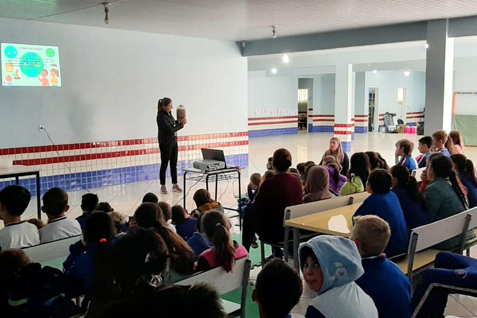 Crianças aprendem sobre compostagem e reciclagem