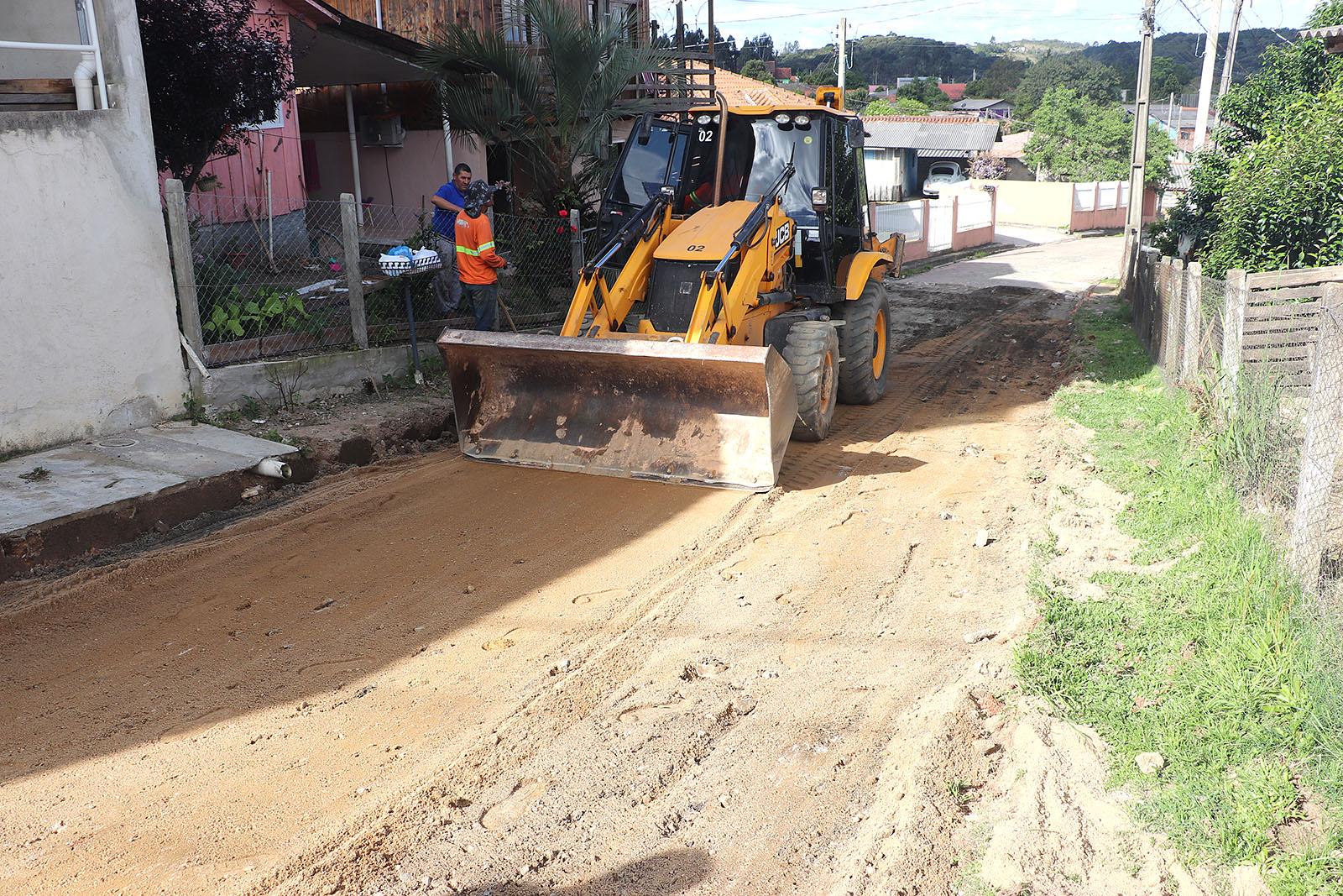 Prefeitura inicia pavimentação em concreto na Rua Criciúma, no bairro Avencal