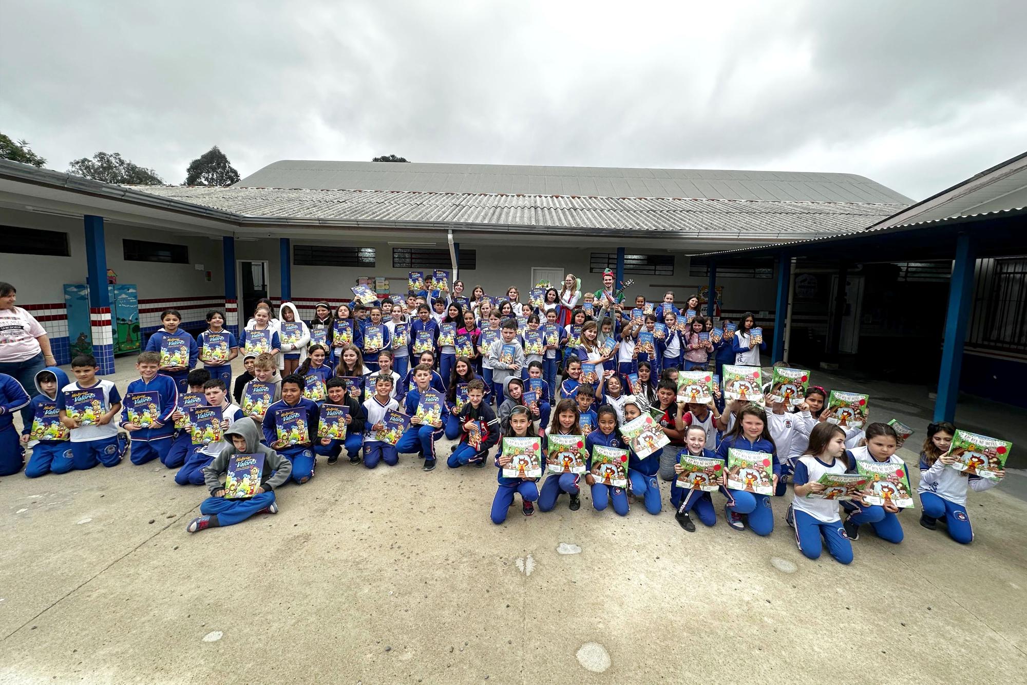 Educação encerra Circuito Cultural com entrega de livros a todos os alunos da rede municipal Educação encerra Circuito Cultural com entrega de livros a todos os alunos da rede municipal