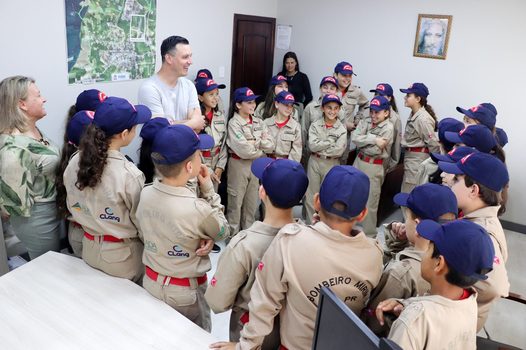 Bombeiros Mirins visitam a Prefeitura Municipal Bombeiros Mirins visitam a Prefeitura Municipal