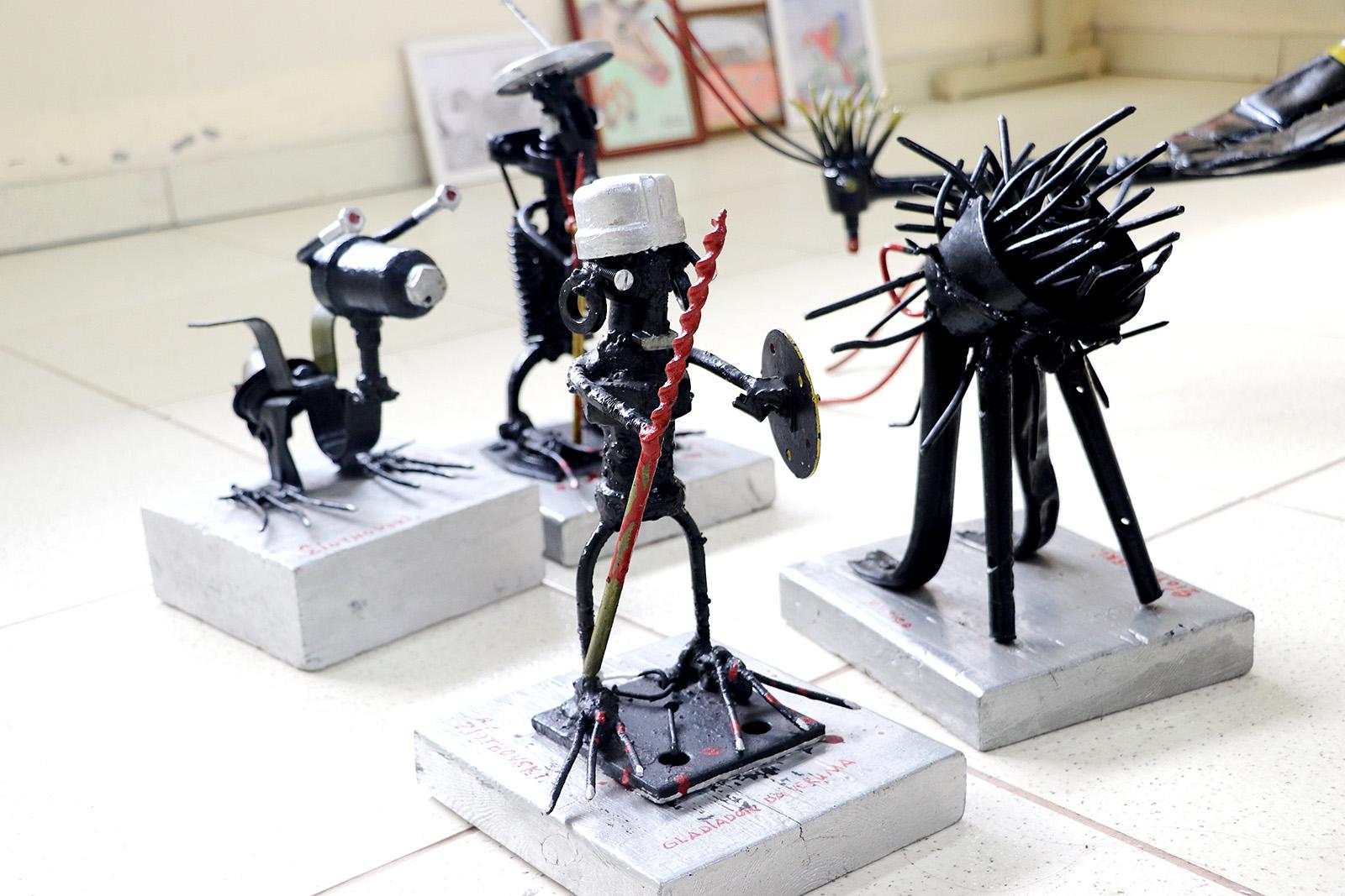 Artista pienense Antônio Ziothóvski realiza exposição na Biblioteca Municipal