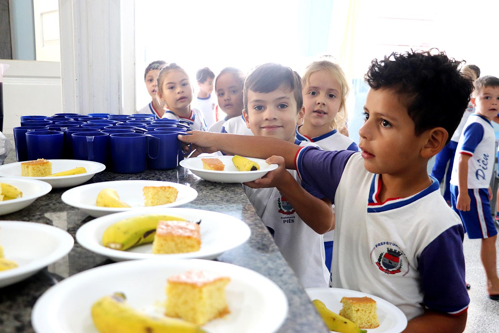 Alimentação escolar de Piên alia qualidade nutricional e fortalecimento da agricultura familiar