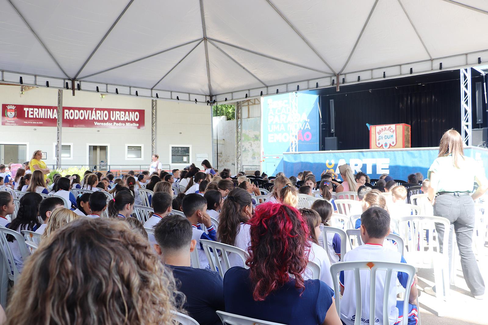 Carreta Palco com programação gratuita para a comunidade