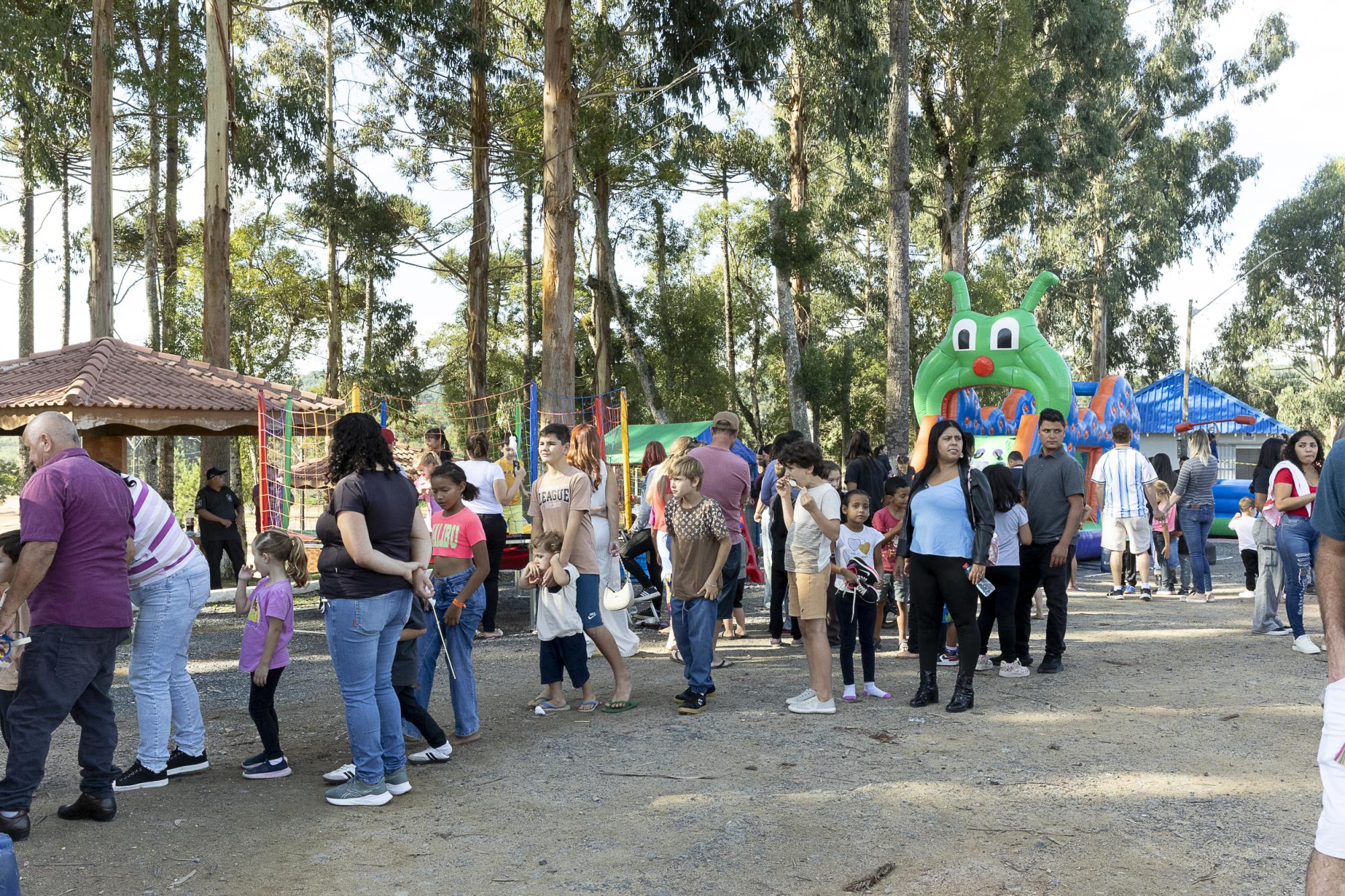 Festa do Trabalhador reúne grande público, shows e anúncios de investimentos em Piên