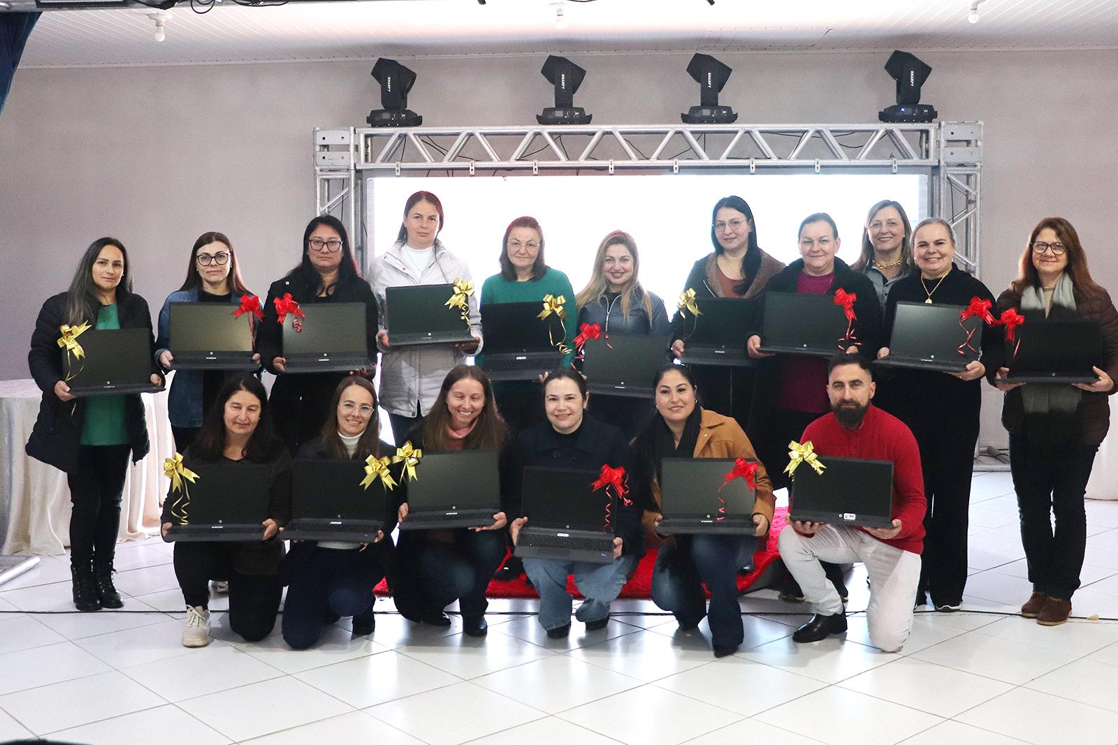 Prefeitura de Piên investe R$ 663 mil em notebooks para professores da rede municipal