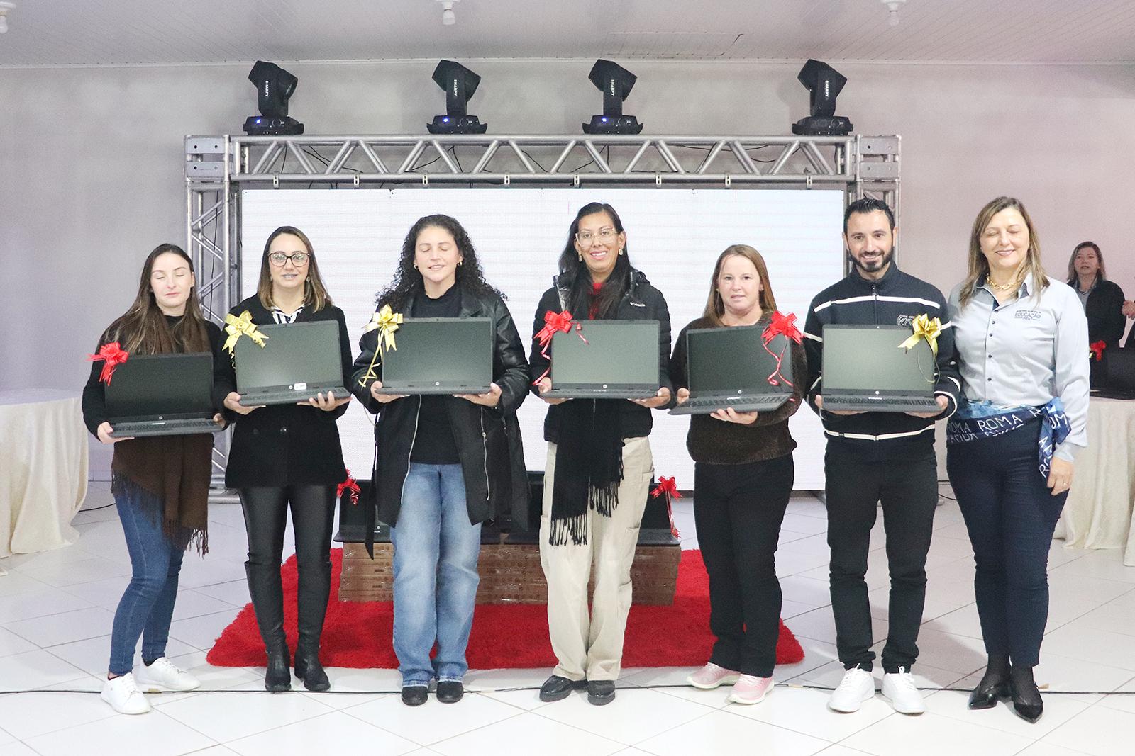 Prefeitura de Piên investe R$ 663 mil em notebooks para professores da rede municipal