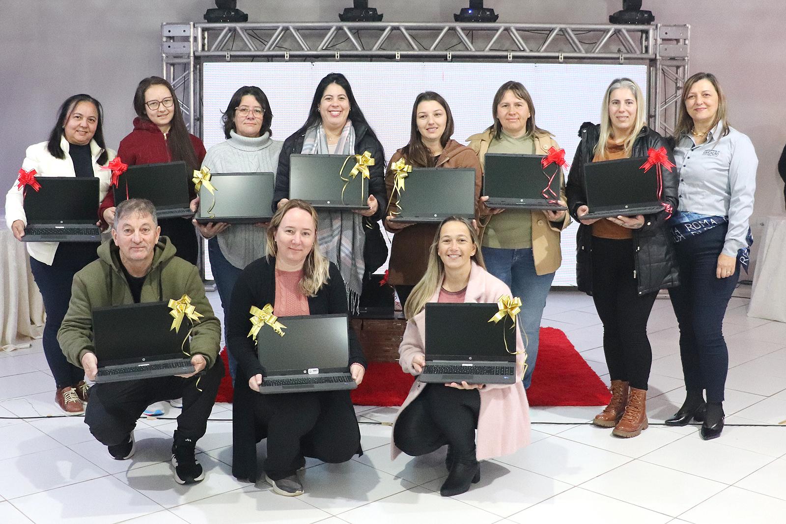 Prefeitura de Piên investe R$ 663 mil em notebooks para professores da rede municipal