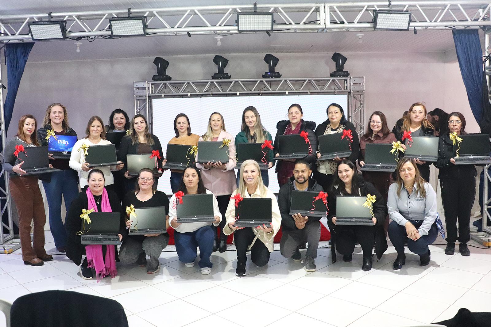 Prefeitura de Piên investe R$ 663 mil em notebooks para professores da rede municipal