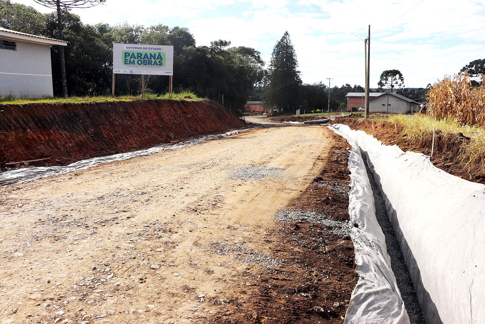 Pavimentação entre Poço Frio e Campo Novo avança com trabalhos de preparação da estrada