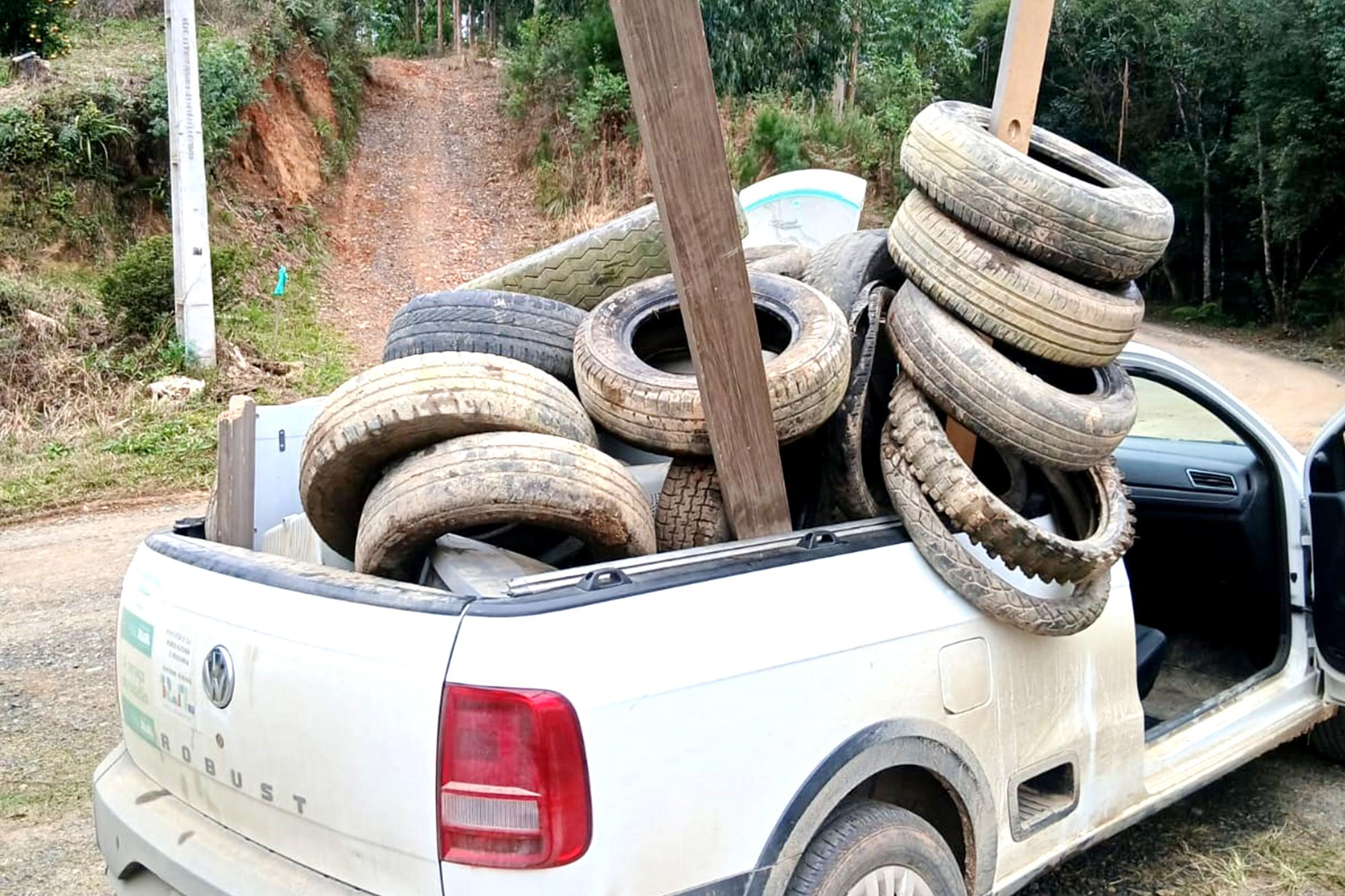 Coleta de volumosos recolhe cerca de 2 toneladas de materiais em Poço Frio e Lageado