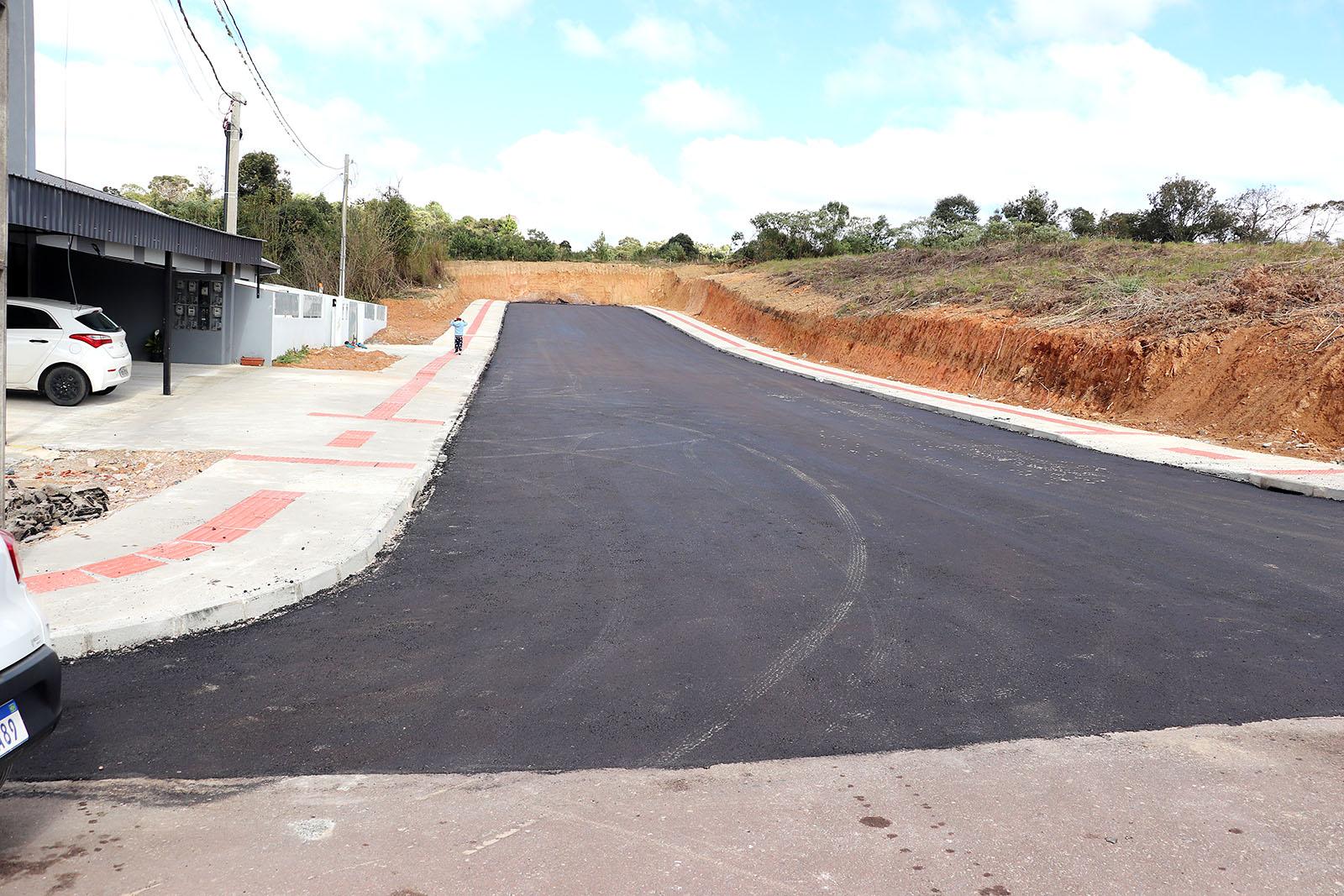 Prefeitura avança com obras de pavimentação em mais três ruas Prefeitura avança com obras de pavimentação em mais três ruas