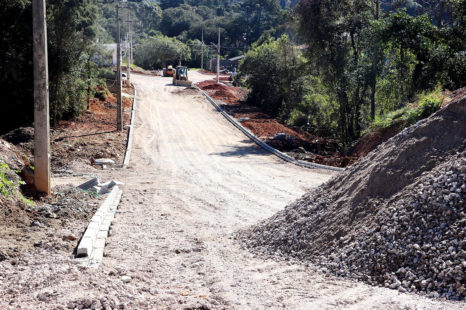 Prefeitura avança com obras de pavimentação em mais três ruas Prefeitura avança com obras de pavimentação em mais três ruas