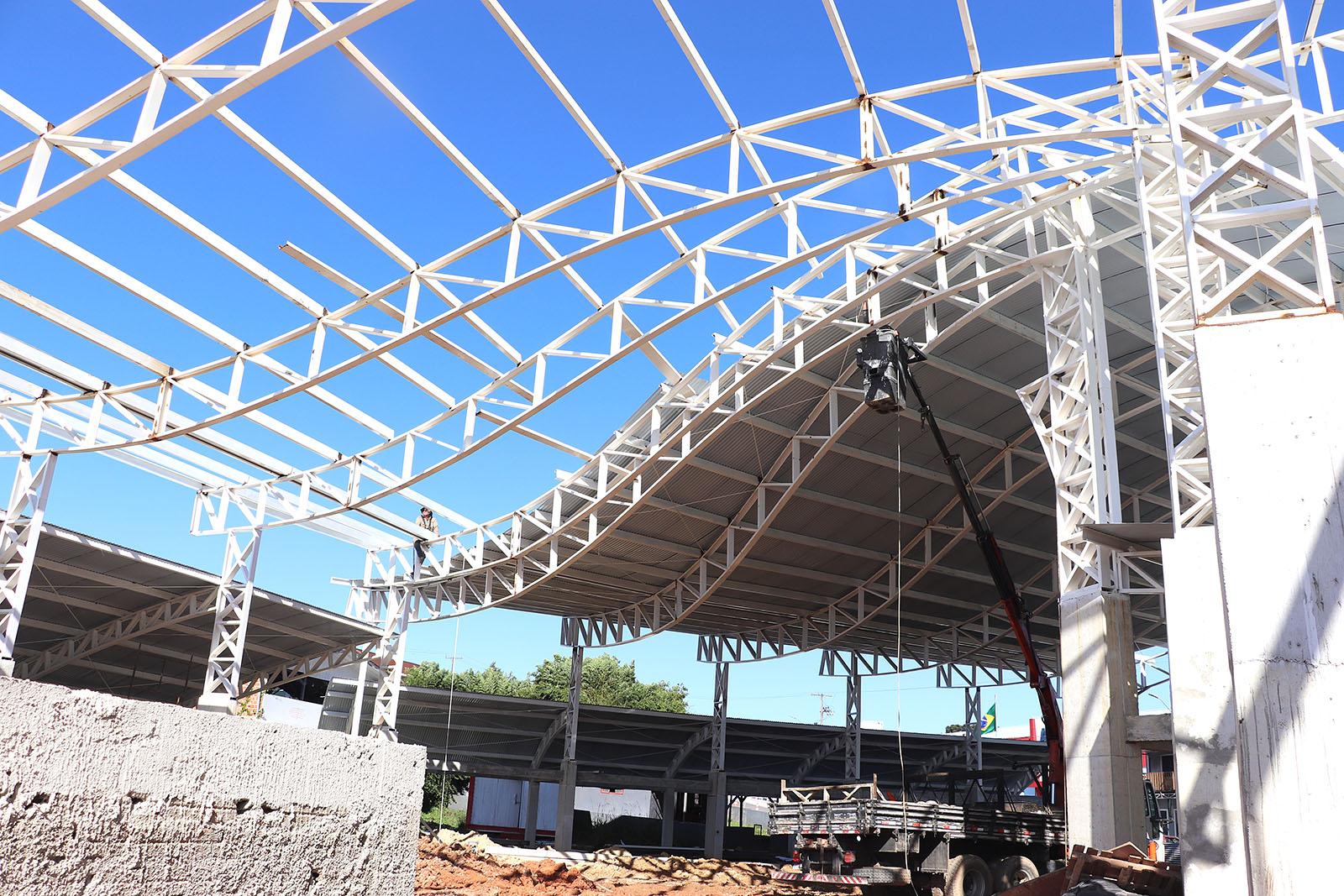 Instalação da cobertura marca novo avanço nas obras da Praça da Paz Instalação da cobertura marca novo avanço nas obras da Praça da Paz