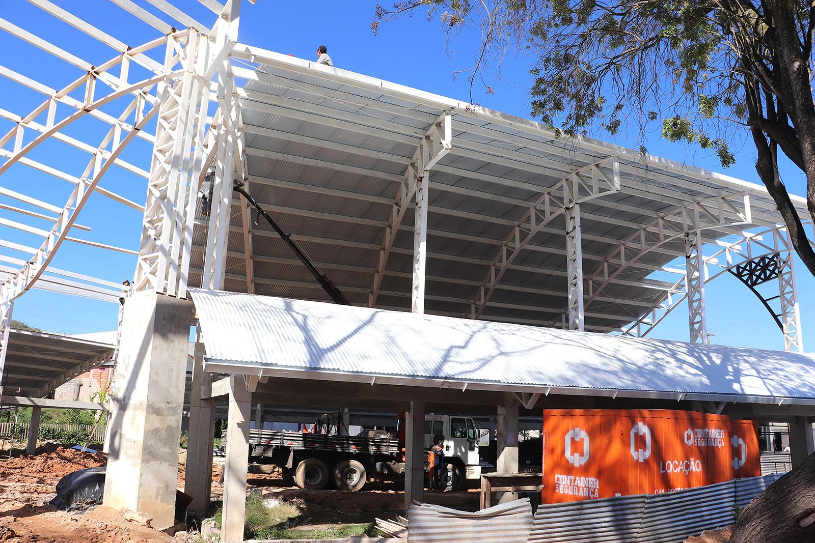 Instalação da cobertura marca novo avanço nas obras da Praça da Paz Instalação da cobertura marca novo avanço nas obras da Praça da Paz