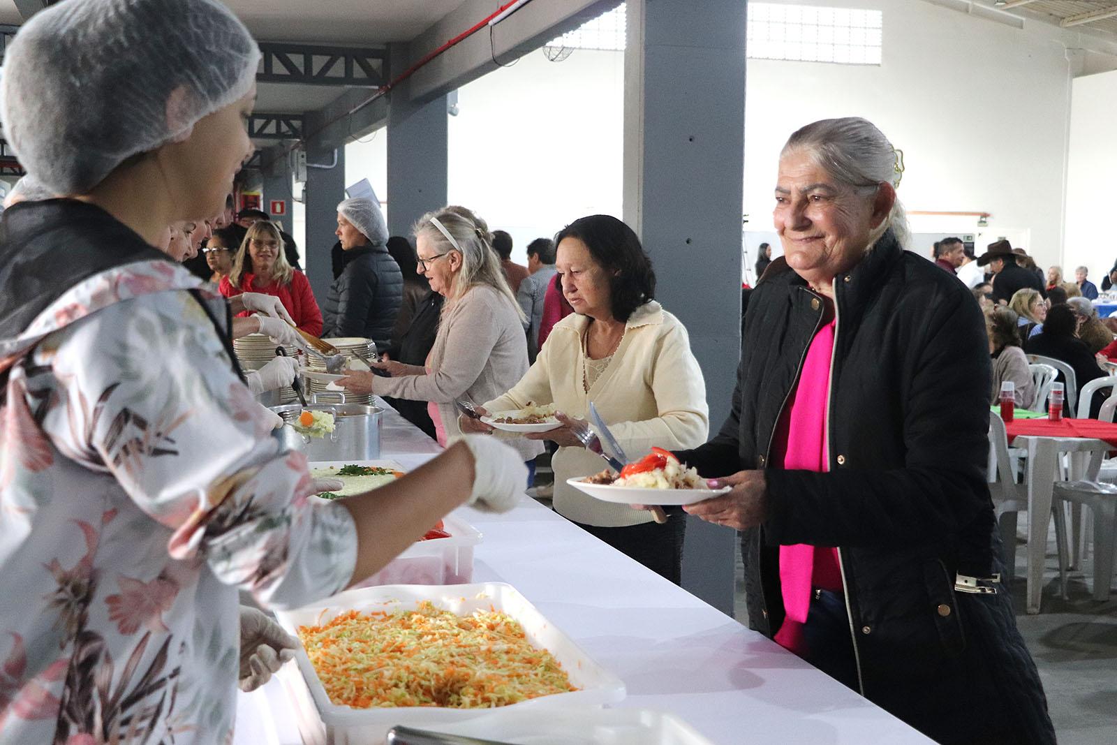 Programa Viva a Maturidade reúne cerca de 700 idosos no Pavilhão de Eventos Programa Viva a Maturidade reúne cerca de 700 idosos no Pavilhão de Eventos