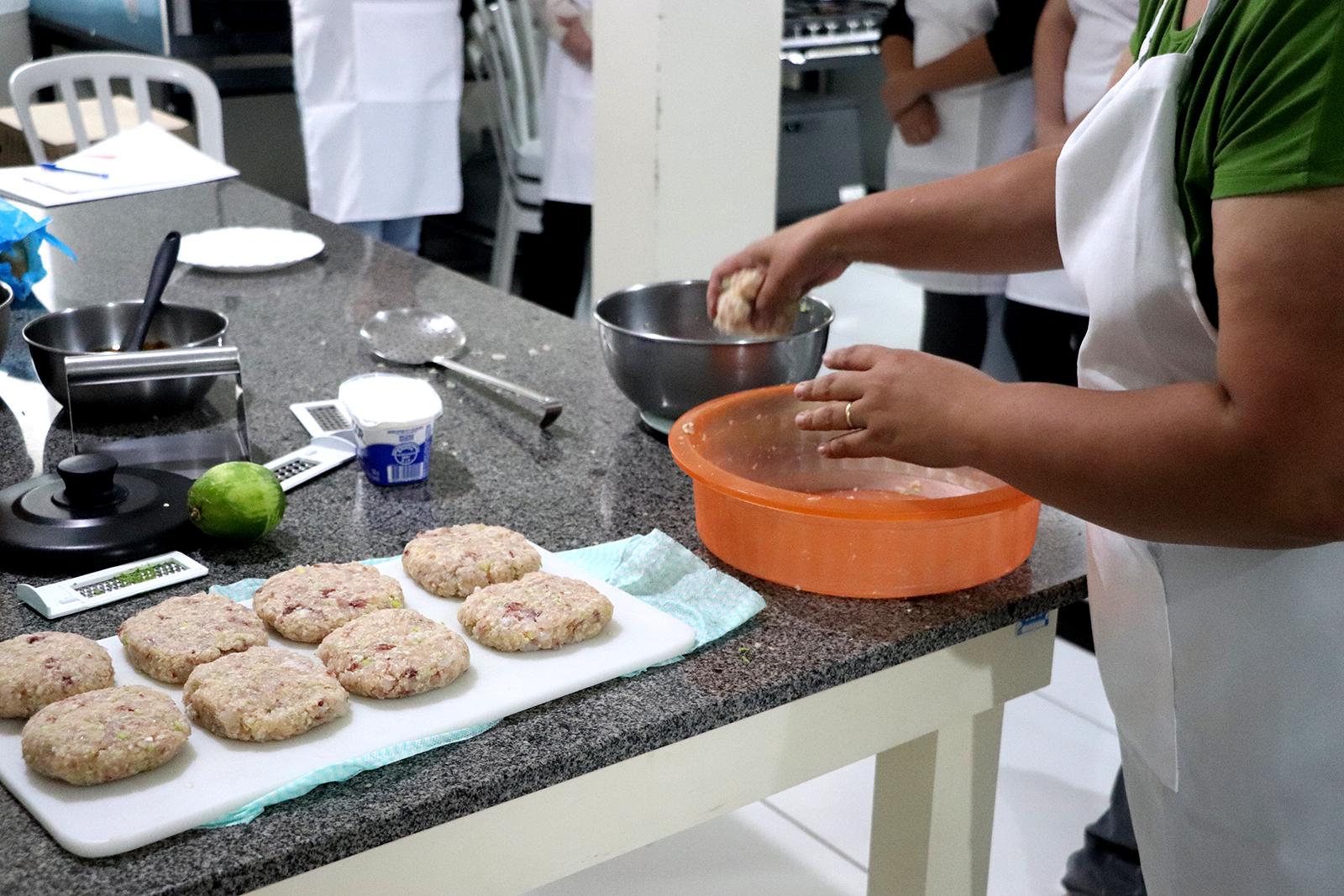 Capacitação em Hambúrguer Gourmet incentiva geração de renda em Piên