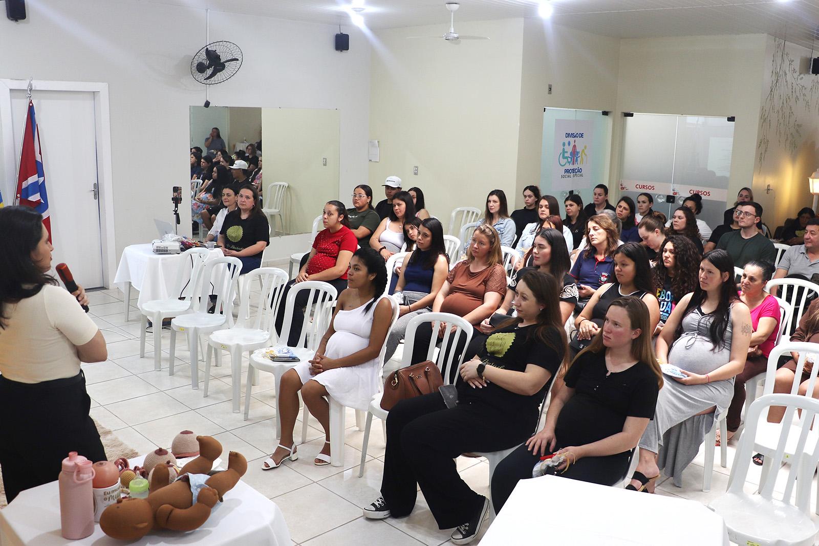 Agosto Dourado reúne famílias em momento de orientação e incentivo à amamentação Agosto Dourado reúne famílias em momento de orientação e incentivo à amamentação