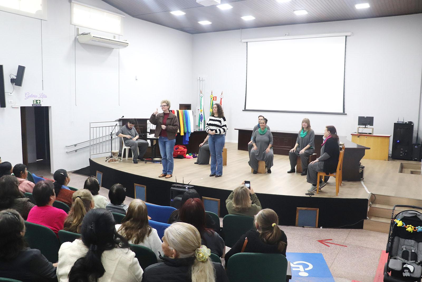 Teatro interativo reúne 130 pessoas no Agosto Lilás