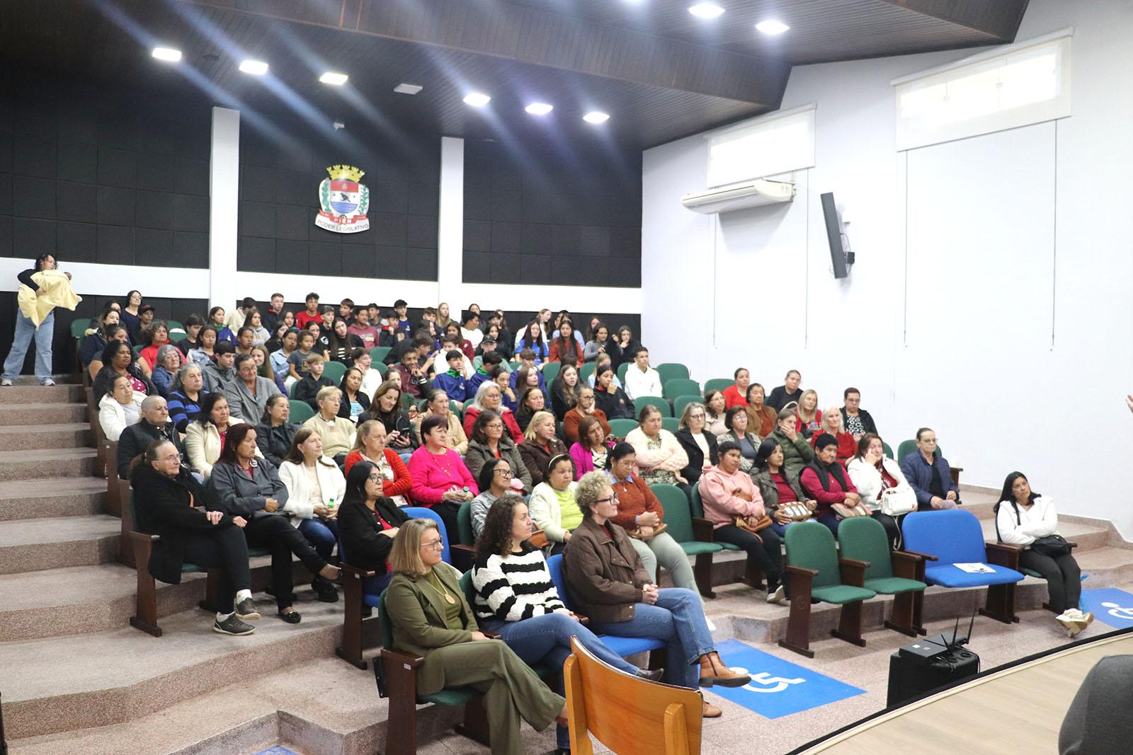 Teatro interativo reúne 130 pessoas no Agosto Lilás