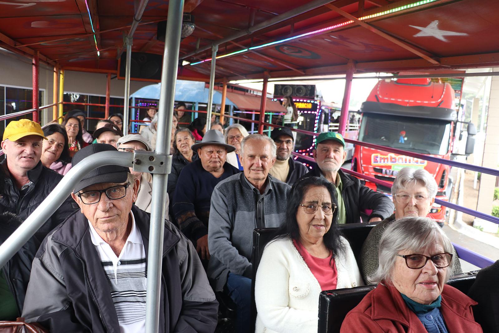 Idosos de Piên participam de viagem cultural e de lazer ao Caminho do Vinho Idosos de Piên participam de viagem cultural e de lazer ao Caminho do Vinho