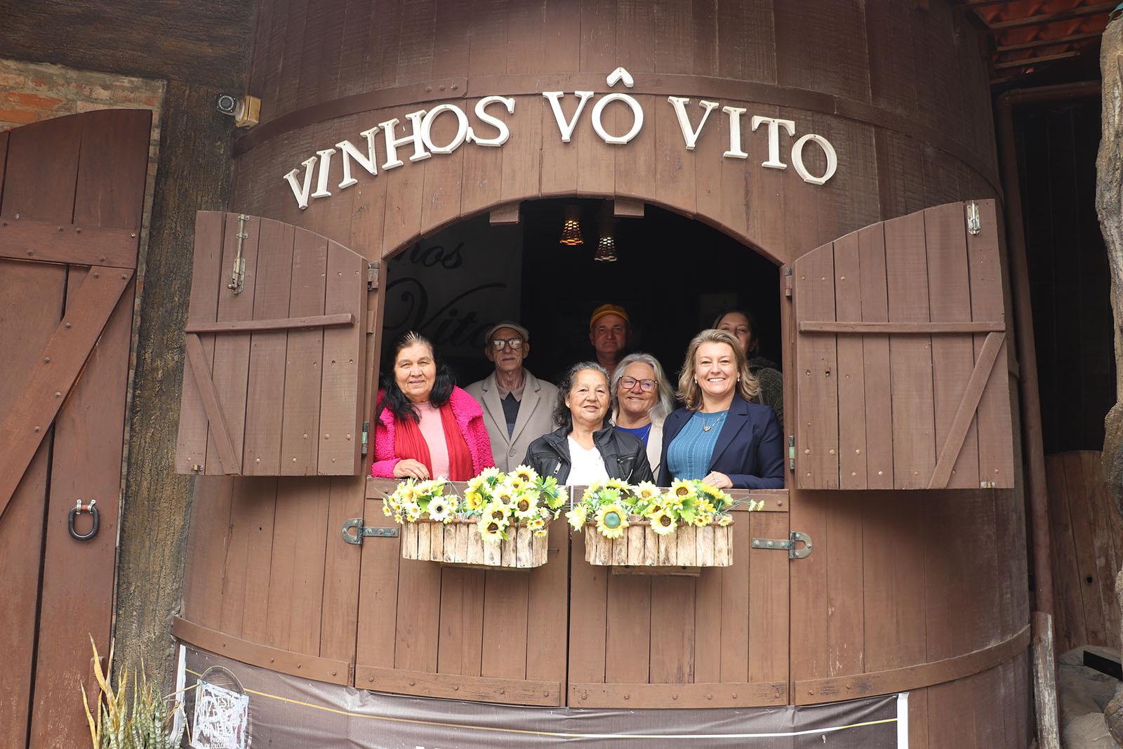 Idosos de Piên participam de viagem cultural e de lazer ao Caminho do Vinho Idosos de Piên participam de viagem cultural e de lazer ao Caminho do Vinho