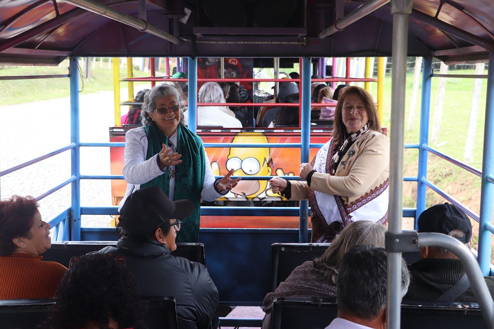 Idosos de Piên participam de viagem cultural e de lazer ao Caminho do Vinho Idosos de Piên participam de viagem cultural e de lazer ao Caminho do Vinho