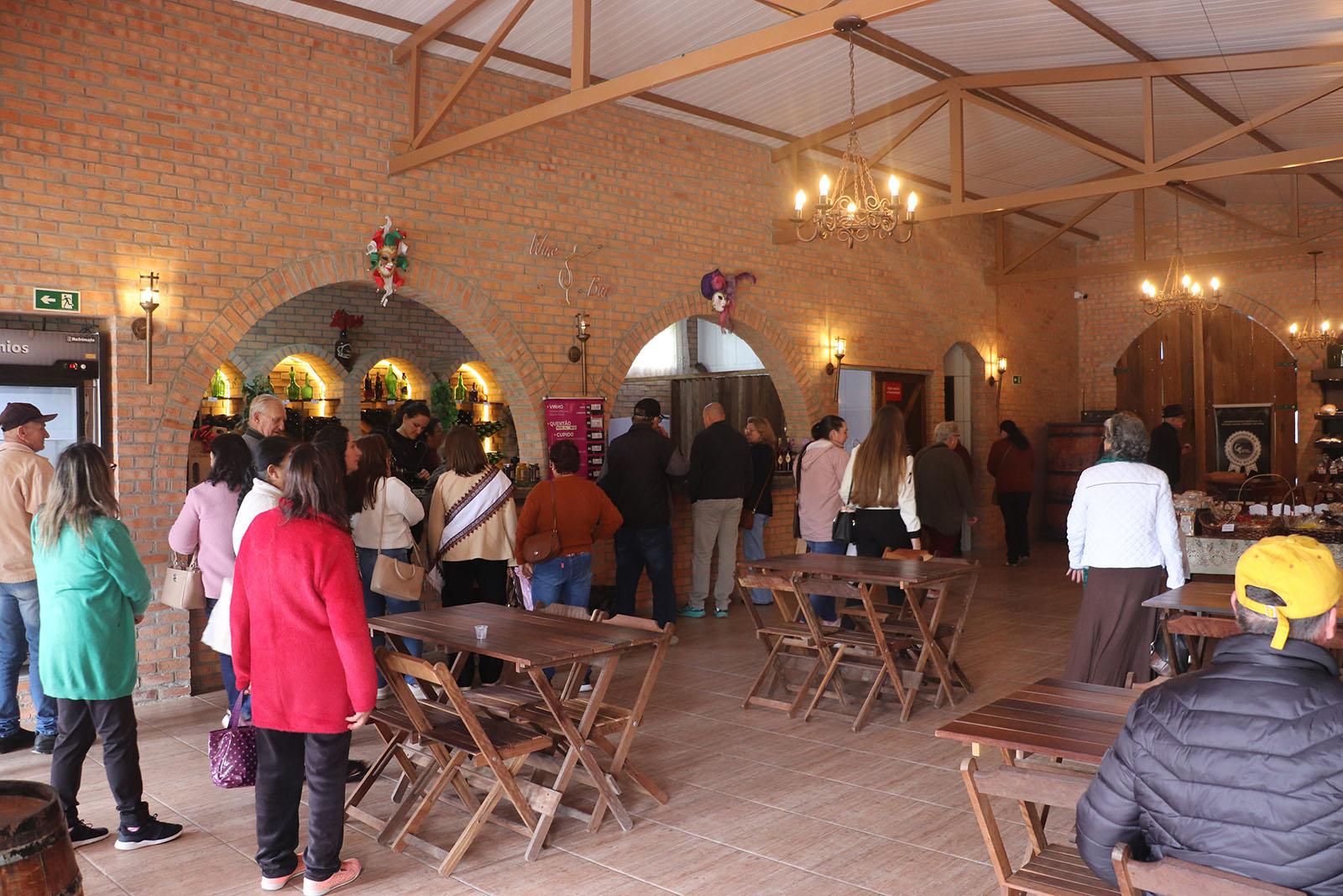 Idosos de Piên participam de viagem cultural e de lazer ao Caminho do Vinho Idosos de Piên participam de viagem cultural e de lazer ao Caminho do Vinho